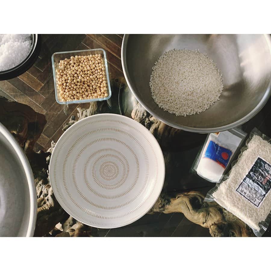 大田由香梨さんのインスタグラム写真 - (大田由香梨Instagram)「あれから1年が経ちそろそろ来年の仕込みを〜🌾 @organic_table_by_lapaz で　@_m.maekawa_  ご指導のもと、去年の3月に仕込んだお味噌ちゃんが我が家の冷蔵庫にやって来ました❤︎ そろそろ、新しいお味噌を仕込む季節ですね☺️🙏🏻 LAPAZチームは一足早く雛豆で仕込んだみたい👍🏻 私は今年は黒豆にしようかな☝🏻😚♥️」2月19日 14時19分 - otayukari