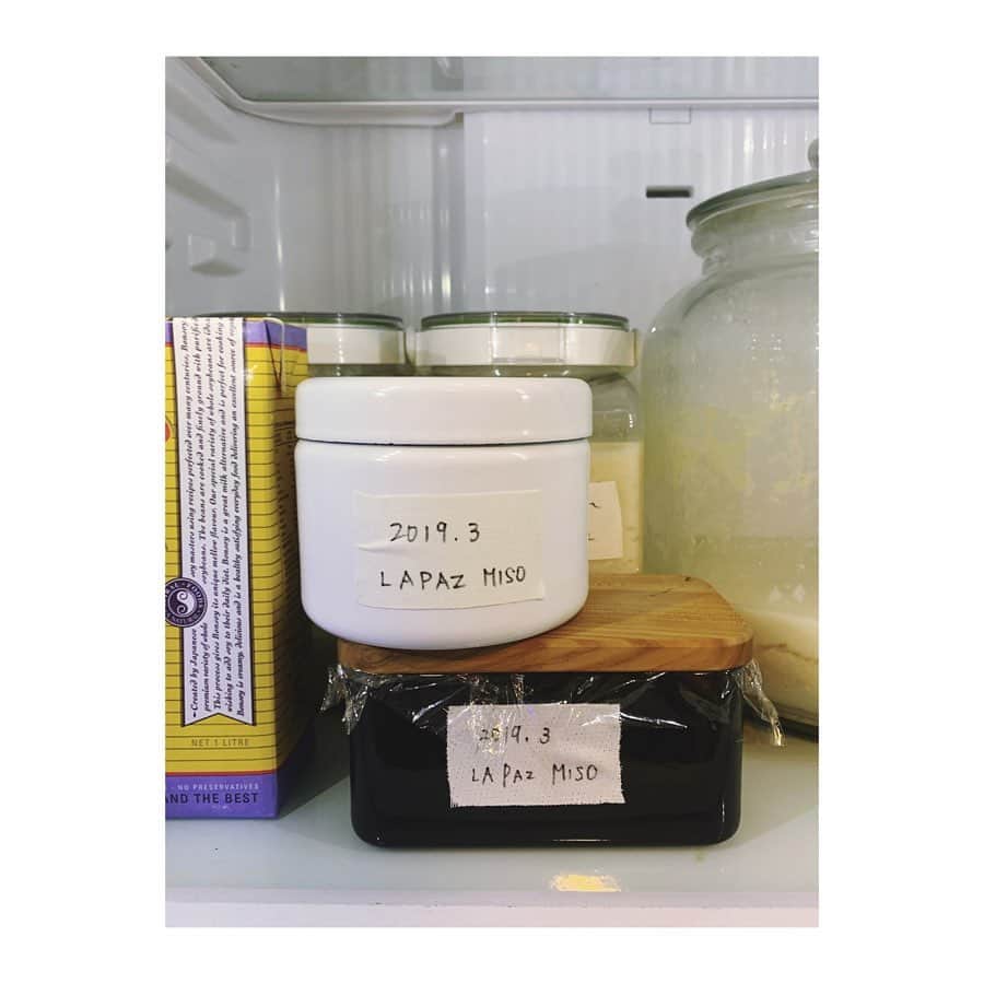 大田由香梨さんのインスタグラム写真 - (大田由香梨Instagram)「あれから1年が経ちそろそろ来年の仕込みを〜🌾 @organic_table_by_lapaz で　@_m.maekawa_  ご指導のもと、去年の3月に仕込んだお味噌ちゃんが我が家の冷蔵庫にやって来ました❤︎ そろそろ、新しいお味噌を仕込む季節ですね☺️🙏🏻 LAPAZチームは一足早く雛豆で仕込んだみたい👍🏻 私は今年は黒豆にしようかな☝🏻😚♥️」2月19日 14時19分 - otayukari