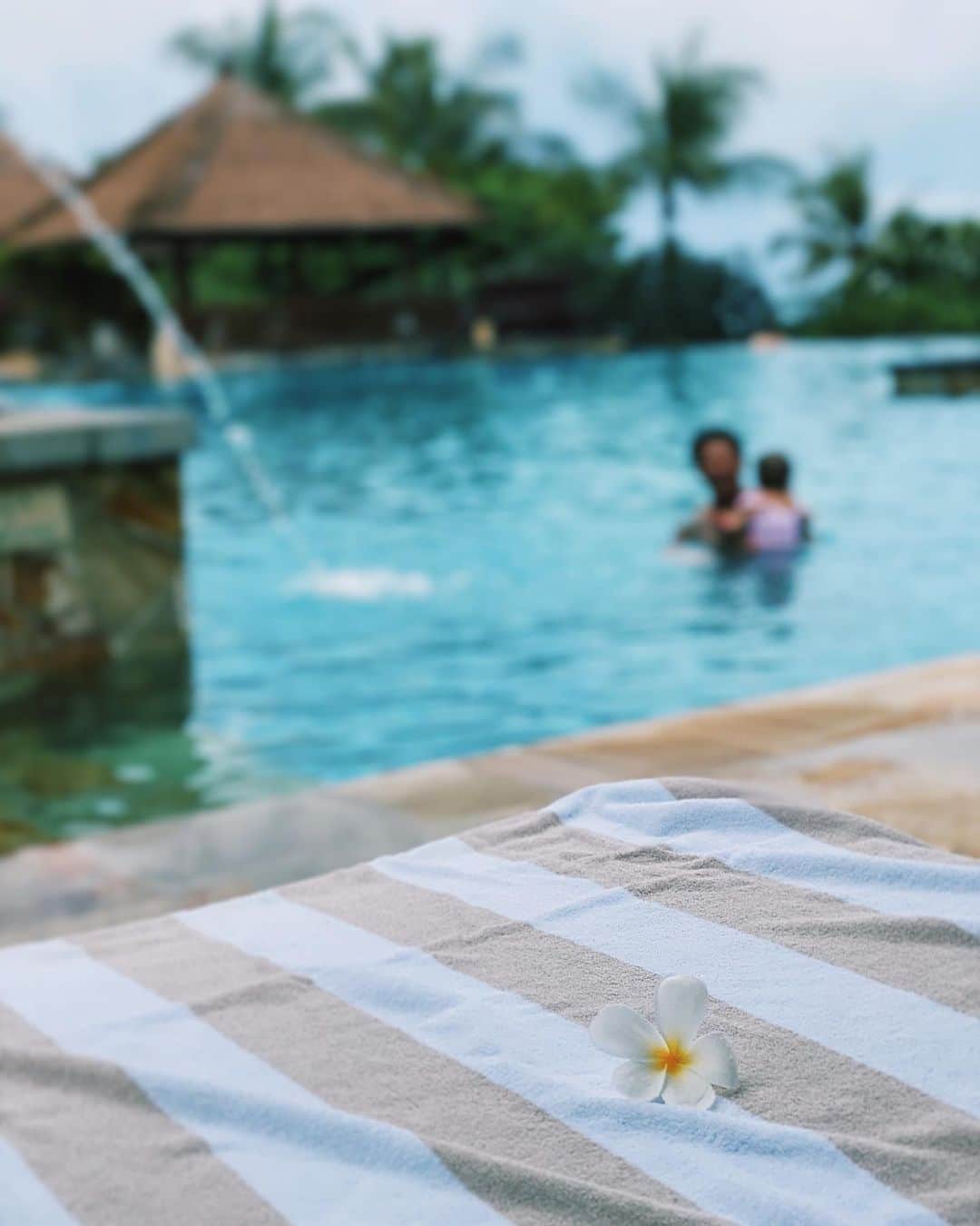 shihoのインスタグラム：「🌈🌴👨🏾🌼👶🏻🌴🌈」