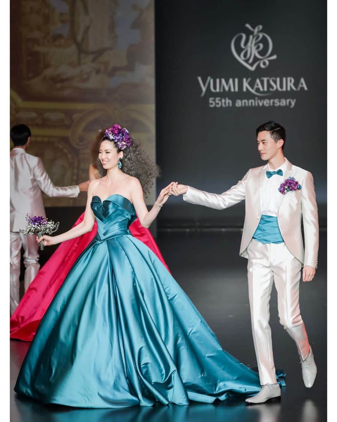 レンナ（RENNA）のインスタグラム：「Yumikatsura 55th Anniversary Grand collection 2020 in Tokyo . . とても綺麗なグリーンの エレガントなドレス👗 ペアで歩いたのは今回が初めてでした☺️ ソチェさんの素敵なエスコートで 笑顔で楽しく歩けました🥰 ありがとうございました💗  #桂由美 先生 #55周年 #weddingdress  #eveningdress  @yumikatsura_  @yumikatsurajapan」