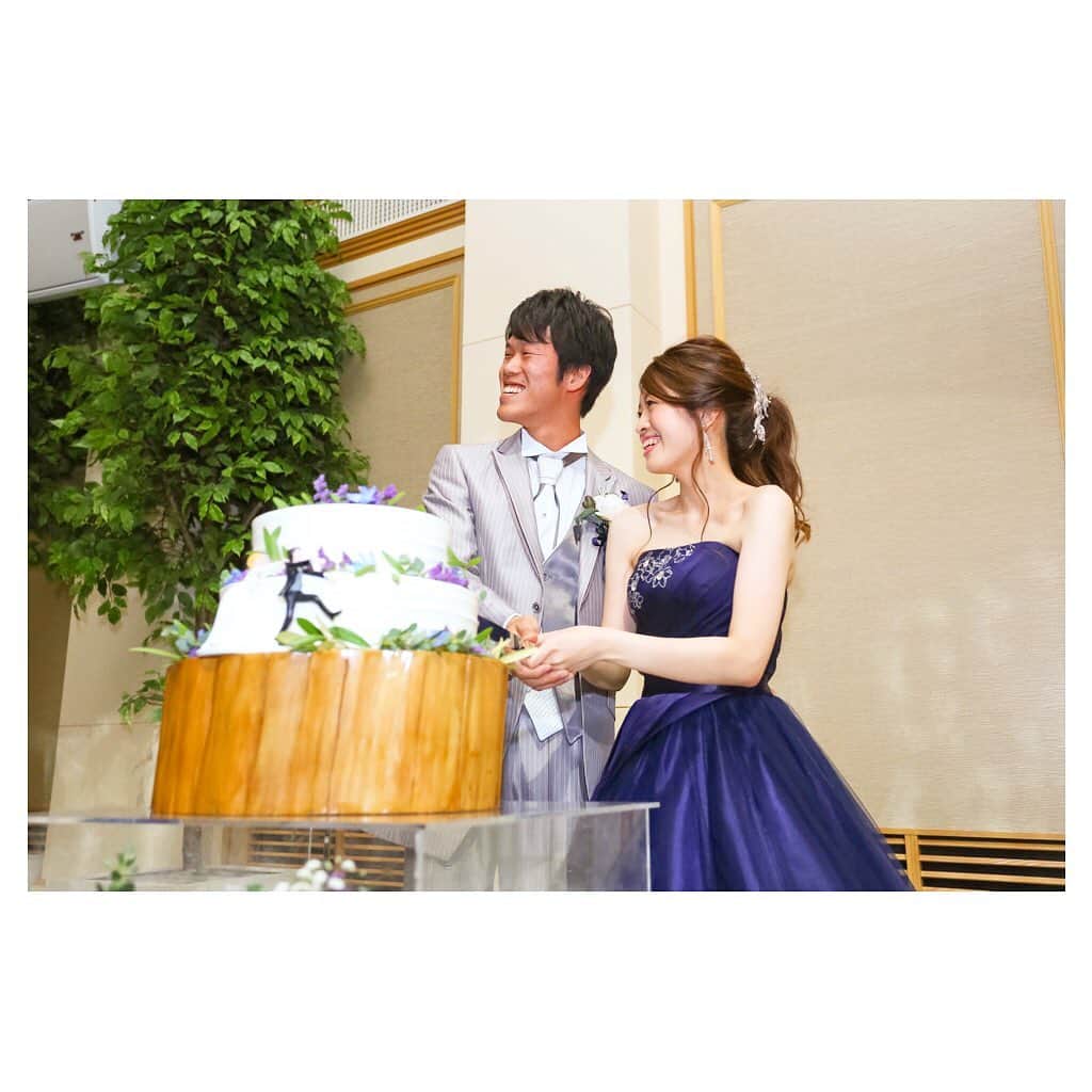 八雲迎賓館 【結婚式 パーティ 記念日 人生儀礼】福井さんのインスタグラム写真 - (八雲迎賓館 【結婚式 パーティ 記念日 人生儀礼】福井Instagram)「. . Wedding cake！ With unique cake topper♡ . . 💍@yakumogeihinkan 🍰@vivant_fukui_sweets 👗@modecollectionmiwa 📷@photo_linx . . 八雲迎賓館公式HP パーティレポートでたくさんのお写真を更新しています。 ぜひご覧ください♪ . @yakumogeihinkan →プロフィール内のURLから公式HPへ飛べます☺ . . . #八雲迎賓館 #陽だまり #VIVANT #びばーん #福井 #福井結婚式場 #ウェディングケーキ #weddingcake #ケーキトッパー #caketopper . #ケーキ入刀 #新郎新婦 #ネイビードレス #カラードレス #八雲の卒花さん #結婚式レポ #ウェディングケーキレポ #全国のプレ花嫁さんと繋がりたい」2月19日 14時42分 - yakumogeihinkan