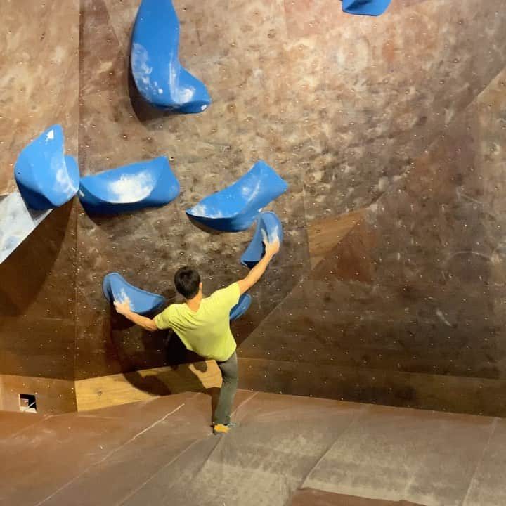 杉本怜のインスタグラム：「I was in @underground_bouldering_gym for route setting. the movie is men final 3 at local competition, "Bloc ⅩⅠ". It's special boulder for the compe, doesn't exist now.﻿ I set it with @tentomen_holds that is Japanese new holds brand. ﻿ ﻿ ﻿ アングラブロックからの復旧課題作成しました。ムービーはブロックのレギュラー男子決勝3課題目のオリジナルver. 自分らしさ全開のスーパーパワフルスローパー課題を作り、せっかくなので動画撮りました！TENTOMENという新ブランドのホールドも投入して135°壁にかつてないボリューム感！﻿ 残念ながらレンタルなのでこの課題はもうないですが。﻿ ﻿ そして復旧では昨今のグレードインフレを懸念して、アングラグレード改定し3段を設定することに。3級くらいから少しずつ簡単にして、1級初段あたりからは今までより1グレード下がった感じですかね。復旧2日間でかなりの本数入って、トレーニング課題も充実！みなさんアングラ遊びにきてね！﻿ ﻿ ﻿ #マイナビ  #オリエンタルバイオ #みらい住宅開発紀行 #raffine #mammut #lasportiva #rhinoandbird #東京粉末 #rollfilm ﻿#tentomen  @orientalbio1991 @mammut_japan @lasportivajp @tokyopowder @rhinoandbird_nishinippori @kashi_koubou_sundial」