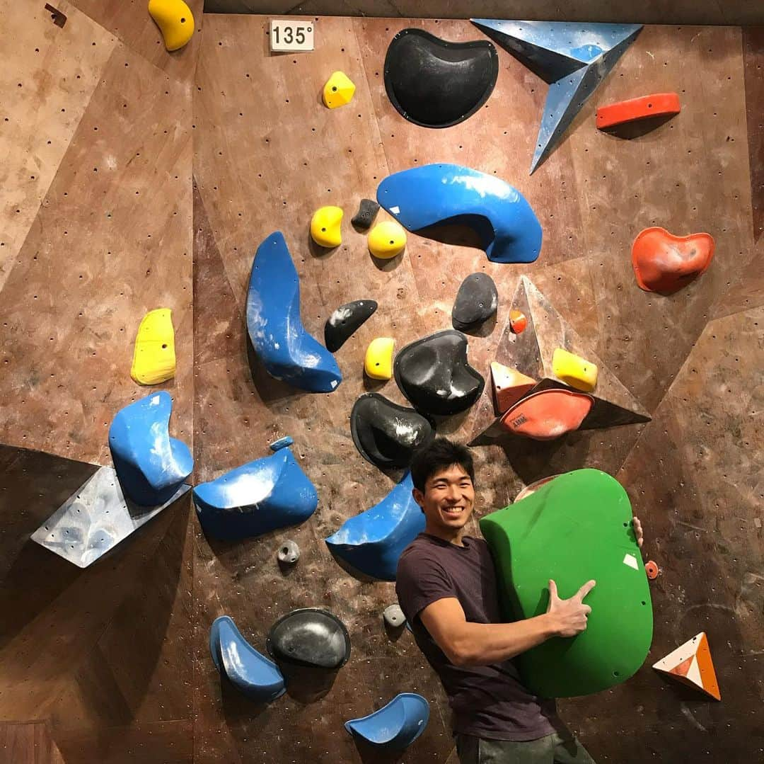 杉本怜さんのインスタグラム写真 - (杉本怜Instagram)「I was in @underground_bouldering_gym for route setting. the movie is men final 3 at local competition, "Bloc ⅩⅠ". It's special boulder for the compe, doesn't exist now.﻿ I set it with @tentomen_holds that is Japanese new holds brand. ﻿ ﻿ ﻿ アングラブロックからの復旧課題作成しました。ムービーはブロックのレギュラー男子決勝3課題目のオリジナルver. 自分らしさ全開のスーパーパワフルスローパー課題を作り、せっかくなので動画撮りました！TENTOMENという新ブランドのホールドも投入して135°壁にかつてないボリューム感！﻿ 残念ながらレンタルなのでこの課題はもうないですが。﻿ ﻿ そして復旧では昨今のグレードインフレを懸念して、アングラグレード改定し3段を設定することに。3級くらいから少しずつ簡単にして、1級初段あたりからは今までより1グレード下がった感じですかね。復旧2日間でかなりの本数入って、トレーニング課題も充実！みなさんアングラ遊びにきてね！﻿ ﻿ ﻿ #マイナビ  #オリエンタルバイオ #みらい住宅開発紀行 #raffine #mammut #lasportiva #rhinoandbird #東京粉末 #rollfilm ﻿#tentomen  @orientalbio1991 @mammut_japan @lasportivajp @tokyopowder @rhinoandbird_nishinippori @kashi_koubou_sundial」2月19日 14時45分 - odenpyon