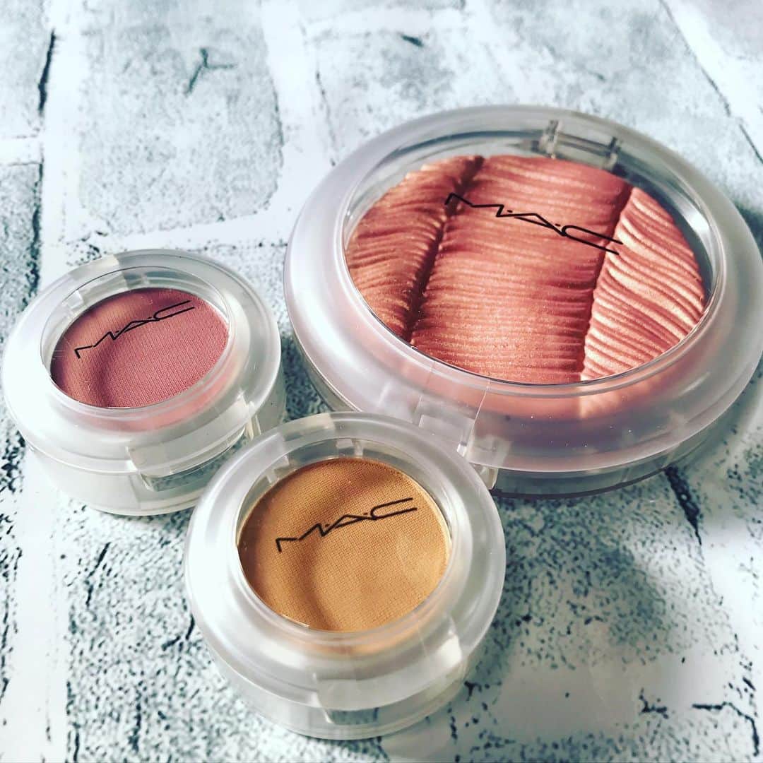 小嶋晶子のインスタグラム：「I 💙 cosmetics!  #mac #eyeshadow #backtosurreality #keepstill #hotdamnoiselled’avignon #スモールアイシャドウ #バックトゥシュールレアリティ #キープステイル エクストラディメンションスキンフィニッシュ #ホットダムオワゼルダビニョン #発売日当日に #3軒回ったけど #ブージーベイブ #getできずorz #限定色の完売の早さにビックリ #😲」