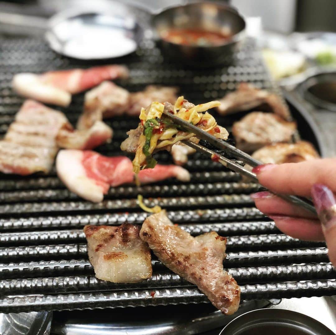 山﨑 薫のインスタグラム：「豚の特殊部位専門の焼肉屋さん。 場所も明洞なので、アクセスしやすく、めちゃ美味しかったです😊  モクサルはじめ、いろんな部位の盛り合わせが53000W。 黄身と甘辛いタレで絡めたキャベツと一緒に頂きます。 : #モソリ明洞店 #韓国ぐるめ #豚の特殊部位 #明洞グルメ」