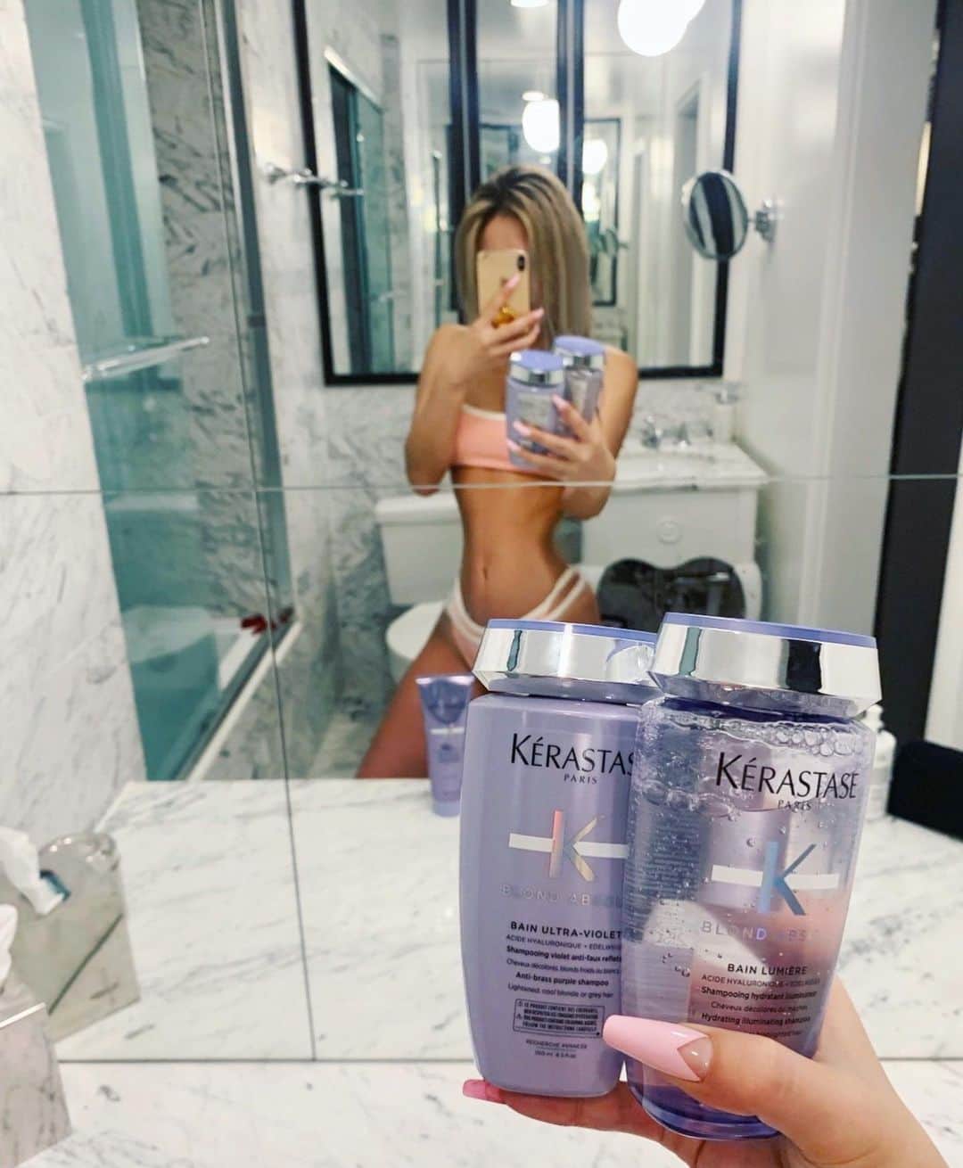 MARISのインスタグラム：「Thank you so much for new @kerastase_official 💜 LAに持ってきたんだけど今まで使ってきたムラシャンの中で1番綺麗なカラーになるのとトリートメントでツルツルになるの😍 イエロー味が消えてむらにならないし、変に青くも緑っぽくもならないしすっごいオススメ💜✨写真はシャワー浴びたばっかで髪濡れてるけど、乾くと髪かなりハイトーンで傷みすぎてきれちゃうしムラシャンするとさらにガシガシになりがち🥺でも、このトリートメントはむしろツルツルにもなるってゆー😍ブリーチ毛の人には是非試してほしいな💜💜透明なシャンプートリートメントもラベンダーカラーで好き💜 日本に帰ったらまたプラチナブロンドにするつもりだからすんごい嬉しいんだ✨  #ケラスターゼ　#ブロンドアブソリュ　#ムラシャン　#kerastase  Bikini: @alexiastam_official」
