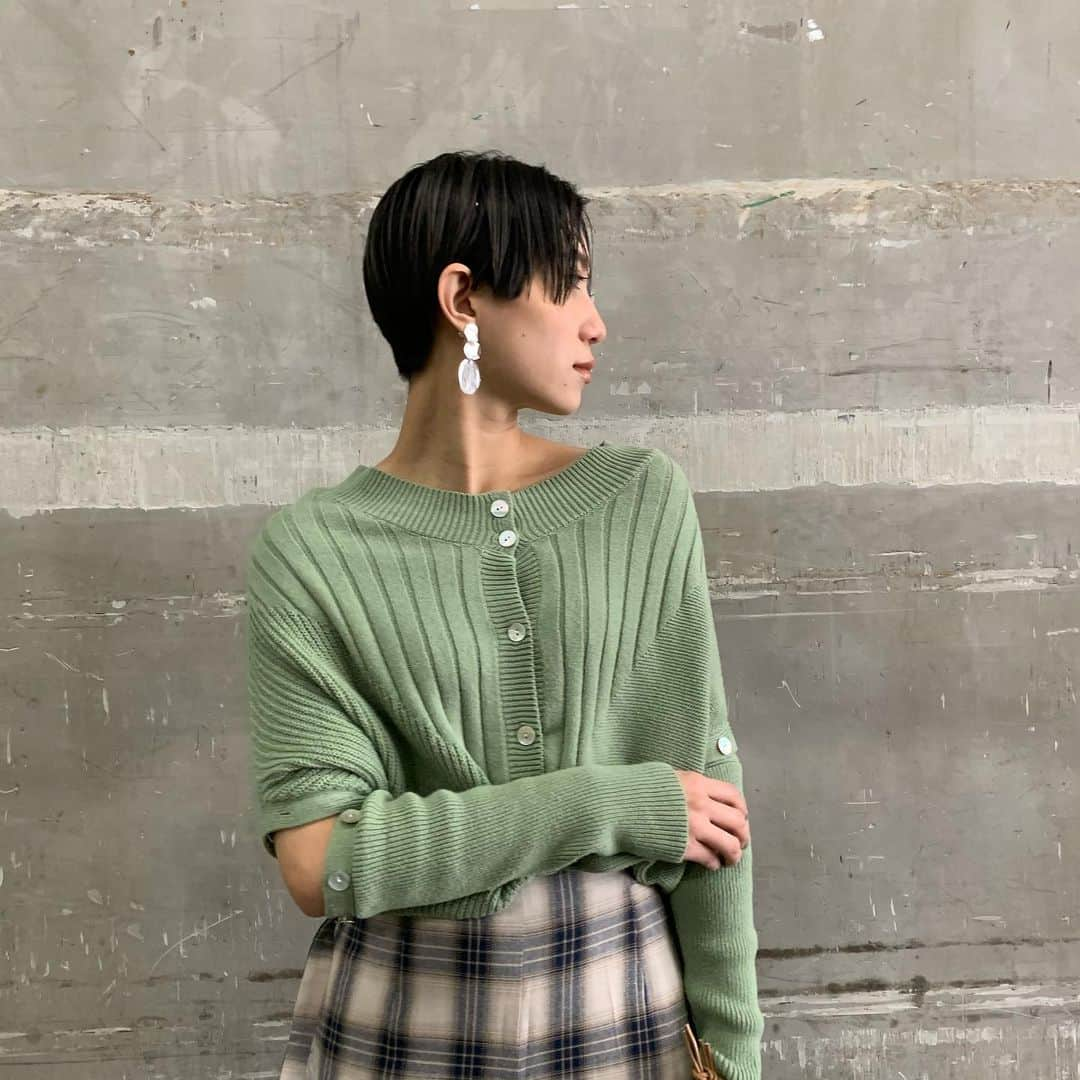 LAGUNAMOONさんのインスタグラム写真 - (LAGUNAMOONInstagram)「【PICKUP STYLING】 〈福岡パルコ〉UEKI(@lagunamoon_ayaka) ボタンのデザインが特徴的な一枚。袖を外して半袖に、前後にも着用可能。様々な着こなしを楽しんで。 . . ・ミックスニッティングボタンニットプルオーバー price...¥11,000＋tax color...YLW/L.OLV size...F(スタッフ身長157cm,ボトムスS着用) . . ___________________________________________________ LAGUNAMOON全国店舗のLINEアカウントが出来ました！ @lagunamoon_shop TOPのハイライト「LINE」よりお好きな店舗を追加出来ます！  _____________ プロフィールのURLよりご覧下さい。 #LAGUNAMOON #LAGUNAMOON_SHOP」2月19日 15時13分 - lagunamoon_shop