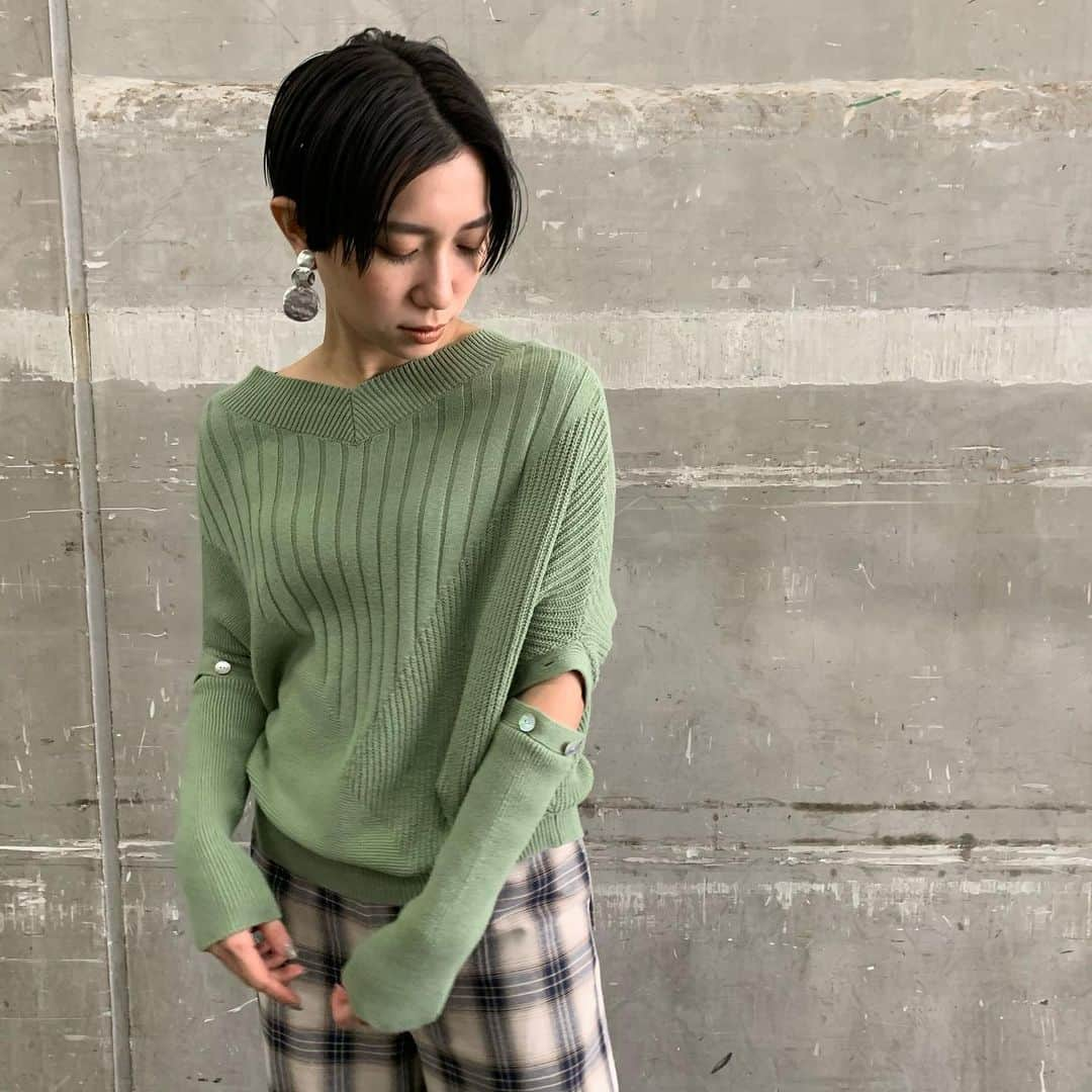 LAGUNAMOONさんのインスタグラム写真 - (LAGUNAMOONInstagram)「【PICKUP STYLING】 〈福岡パルコ〉UEKI(@lagunamoon_ayaka) ボタンのデザインが特徴的な一枚。袖を外して半袖に、前後にも着用可能。様々な着こなしを楽しんで。 . . ・ミックスニッティングボタンニットプルオーバー price...¥11,000＋tax color...YLW/L.OLV size...F(スタッフ身長157cm,ボトムスS着用) . . ___________________________________________________ LAGUNAMOON全国店舗のLINEアカウントが出来ました！ @lagunamoon_shop TOPのハイライト「LINE」よりお好きな店舗を追加出来ます！  _____________ プロフィールのURLよりご覧下さい。 #LAGUNAMOON #LAGUNAMOON_SHOP」2月19日 15時13分 - lagunamoon_shop