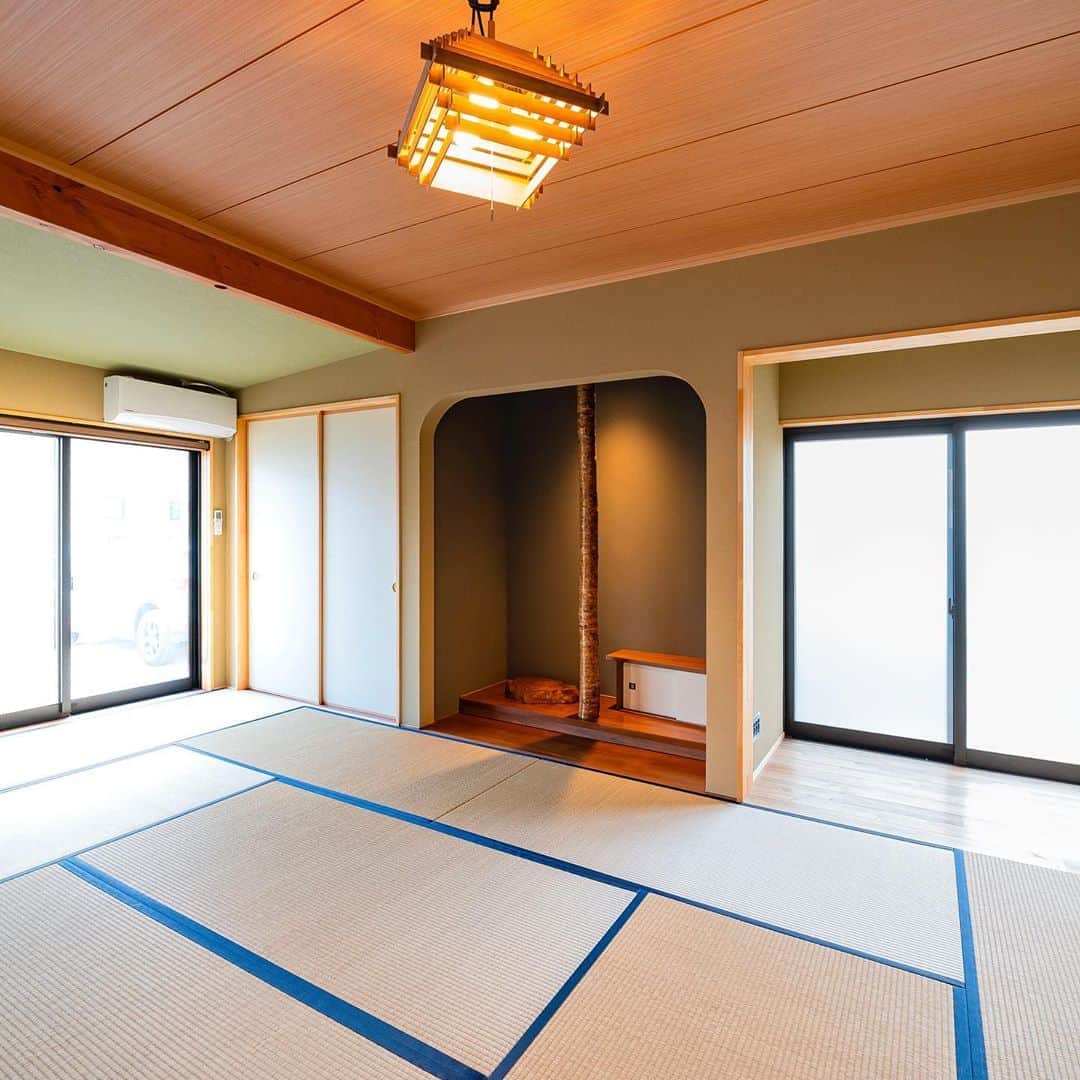 hiroki.38さんのインスタグラム写真 - (hiroki.38Instagram)「. 公私共にお世話になっている知人が 愛媛県松山市に昨年９月に ゲストハウスをオープンしたので、 そのお手伝いとして 見取り図を描かせて頂きました。  Mittan(みったん)は、 愛媛県松山市三津浜にある1日1組限定で 最大17名宿泊可能なゲストハウスです。  オーナーの大塚さんは Ｗ杯の現地観戦に行く程の サッカー好きで、 宿舎内にもサッカー要素が 散りばめられていますよ。  いよいよ開幕するＪリーグ！  愛媛FC戦の遠征サポーターさん、 今季一部昇格を果たした 愛媛fcレディースの 遠征サポーターさん、 是非是非ご利用くださいませー！ . . . 【Mittan guest house】 . 泊まれる“まちの応接間”として、 三津浜にある庵(仮住まいの小さな家)が由来で、 方言の「みんな集まったん。」を連想させる言葉から Mittan(みったん)と名付けられました。  家族と、仲間と、恋人と。 “暮らすように旅する”三津浜の住まいを味わいに 是非、Mittanへお越しください！  人数が多ければ1人あたりの金額は安くなりますので、 大人数でワイワイ楽しんでいただければと思います！  詳しい情報やお問い合わせは  @mittan_guest_house まで  #暮らすように旅する #愛媛県 #愛媛 #松山市 #松山 #三津浜 #三津 #guesthouse #japaneseguesthouse #ゲストハウス #三津浜 #1日1組貸切の宿 #1日1組限定の宿 #古民家 #古民家再生 #古民家改装 #古民家リノベーション #フォトジェニック  #フォトジェニックスポット #イラスト #サッカーイラスト #illustrations #illustagram #vectorart #愛媛fc #愛媛fcレディース  ちなみに 愛媛FC所属の山瀬功治夫妻も御用達です （イラストの中にも、、😁）」2月19日 15時17分 - hiroki.38