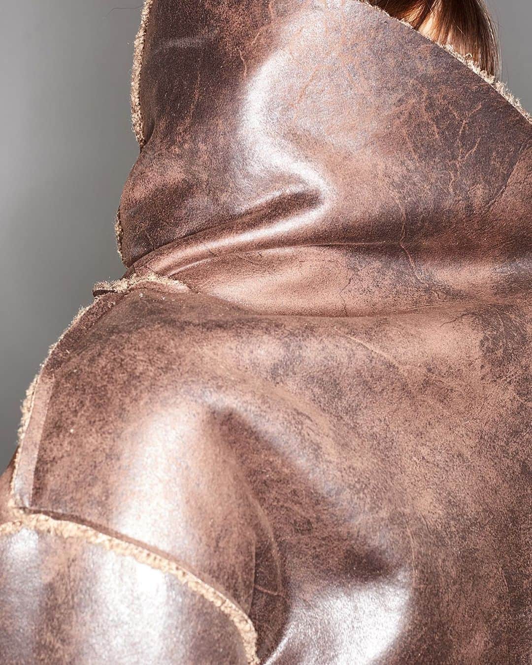 のインスタグラム：「collection PRIVĒE? ECO 🍃 #collectionpriveeofficial • • • • • #fw2021 #details #ecoleather #new #newcollection #whiteonweb #eco #ecologicleather #style #fashionista #icon #womenswear #mfw #milan #pfw #premiereclasse #iconic #madeinitaly #contemporary #italianbrand #overcoat」