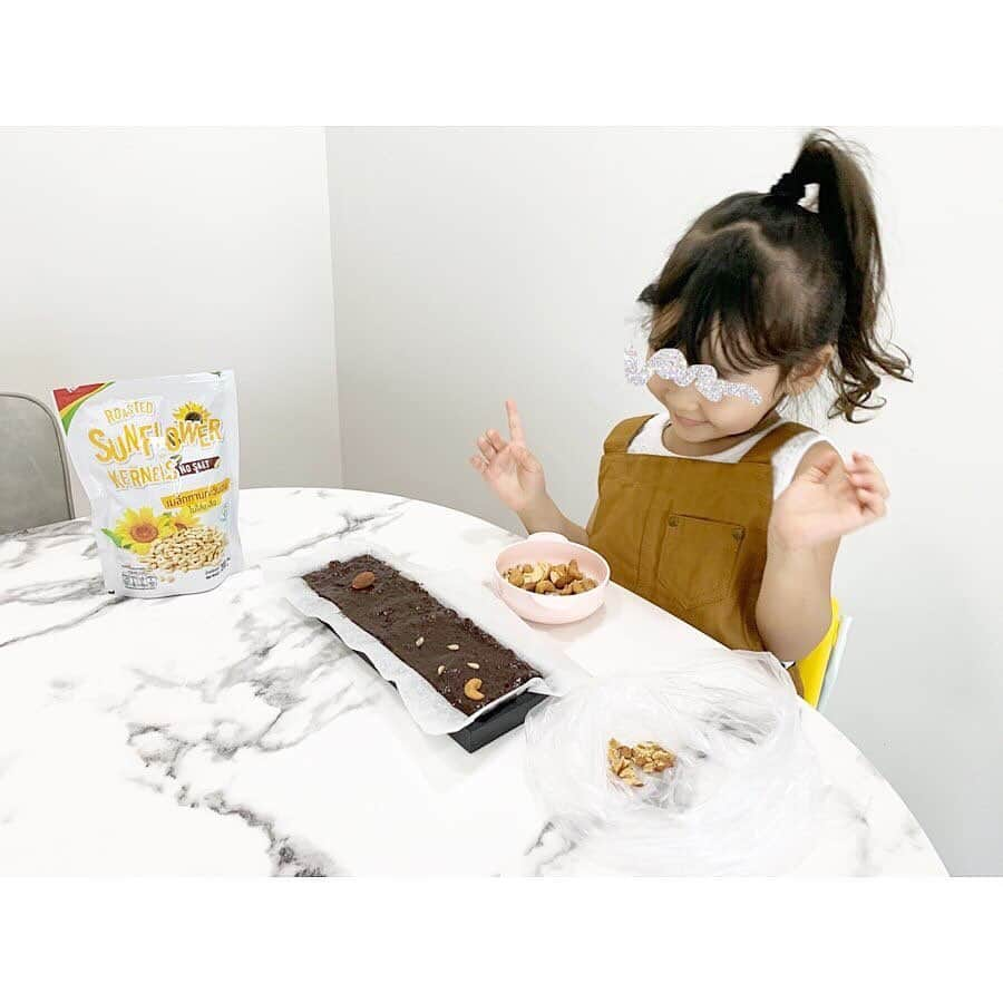 細貝萌さんのインスタグラム写真 - (細貝萌Instagram)「Valentine's Day chocolate. ❤️🙏🏼Thank you~.😍👩‍👧 @sayaka_nakamura3 @sayaka_nakamura_food #3歳」2月19日 15時21分 - hajime_hosogai_official