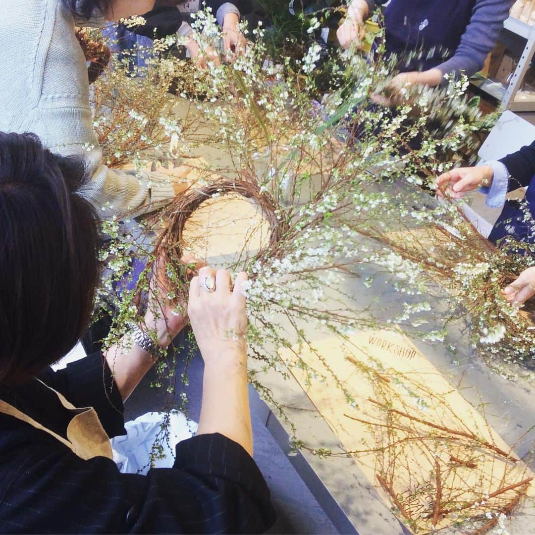 TODAY'S SPECIALさんのインスタグラム写真 - (TODAY'S SPECIALInstagram)「〈WORKSHOP-kyoto〉 本日京都店ではFLOWER griotte（@miyano1973）さんにお越しいただき、ワークショップを開催しました。 . 今回は雪柳と千日紅を使った、白いリース作りです。 土台に雪柳の枝を巻きつけると、可愛らしくも躍動感のある仕上がりに。 . 暖かい日も多くなり、春がもうすぐそこまで来ていますね。  #todaysspecial #トゥデイズスペシャル #kyotobal #京都BAL #ワークショップに参加 #flowergriotte #リース作り #ts_report」2月19日 15時31分 - cibone_ts