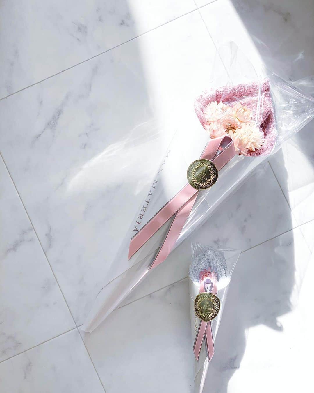星読みプリンセス・エリ様さんのインスタグラム写真 - (星読みプリンセス・エリ様Instagram)「引越しの挨拶に色々タオルを探してたんだけど、﻿ 素敵なタオルを見つけたよ♡﻿ ﻿ MAX MATERIA  @maxmateria.jp の花束タオル💐✨﻿ ﻿ ﻿ このタオルは世界で唯一、日本国内で製造される天然木を主原料とする素材からできているタオルなの🌲﻿ もともとこのタオルの素材であるトリアセテートは、欧州のメゾンアパレルのドレス用として使われてきた高級素材、ら﻿ 鈍い光沢と滑らかな質感が特徴で、吸水性は綿の約４倍！﻿ ﻿ 使用している花は、エバーラスティングドライ💐﻿ 花言葉は「いつまでも続く幸せ」💍✨﻿ 咲いているときの花の色がそのまま残ることから名付けられたそう♡﻿ ﻿ ﻿ ホワイトデーのお返しや、プレゼントにも﻿ 女子は嬉しいアイテムよね💐💝﻿ ﻿ ﻿ 【花束タオル】で検索してね♬﻿ ﻿ ﻿ ﻿ #maxmateria#マックスマテリア﻿ #花束タオル#高級タオル#pr﻿ #プレゼント#贈り物#ギフト﻿ #花のある生活#花のある暮らし﻿ #ライフスタイル﻿ #引越しのご挨拶#生活雑貨﻿」2月19日 15時41分 - eri.princessmind