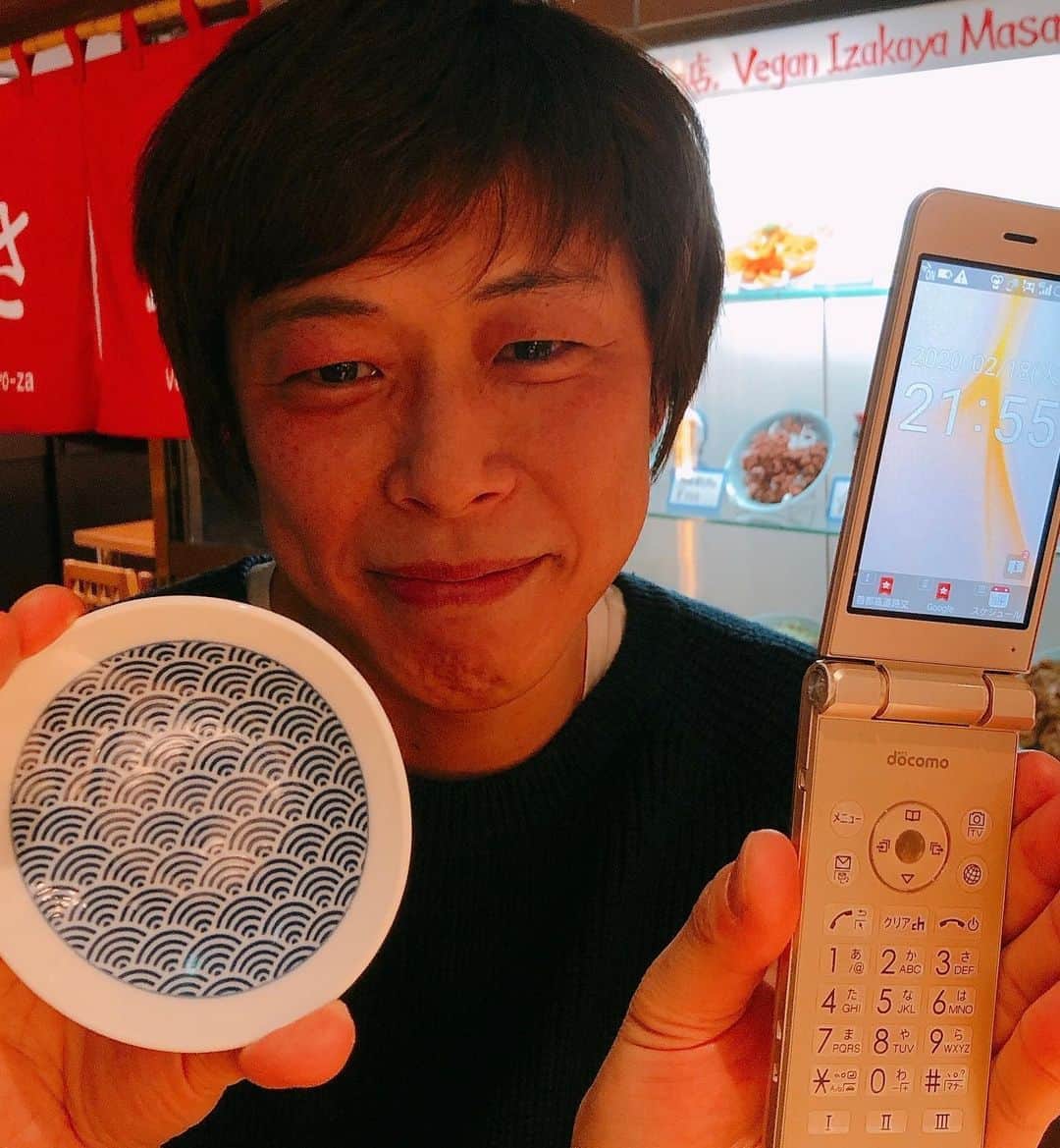 そうすけのインスタグラム：「日本一Wi-Fiが飛んでる人がいました  しかし悲しい事にガラケーでした  #Wi-Fi #携帯 #ガラケー #25年前から仲良い作家さん #ずっとガラケーにこだわる人 #いまだに連絡はショートメール #この写真をSNSにあげてよと言われた #もちろんガラケーだからこの方はSNSもやってない #ものまね王座で素人さんとして昔でていた #ワニワニパニック #たまごパックを使ってネタをやっていた」