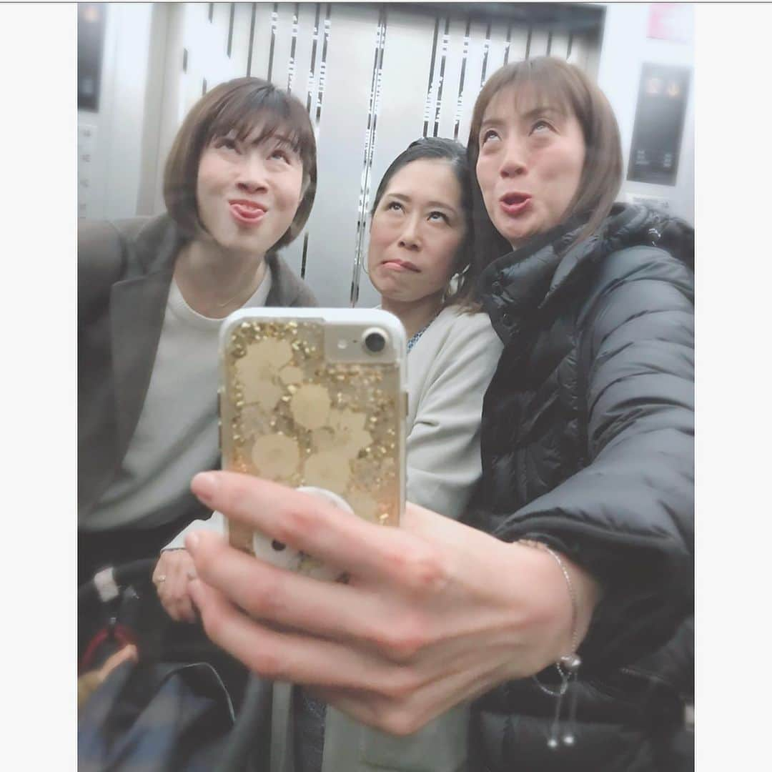 中川真依さんのインスタグラム写真 - (中川真依Instagram)「. 先日のランチ会😚❤️ 舞ちゃんと言えば変顔という事でみんなで挑戦🤪笑 綾さんの美しい顔もこんな風にしてしまう舞ちゃん、あなたはすごいよ🤣🤣👍 そして私の顔はコンプレックスの目の近さが更に際立つものとなりました笑 #ランチ会 #みんな食べる前に #とりあえず写真 #インスタ映え狙いすぎ 🤣 #寺川綾 さん #狩野舞子 ちゃん #身長差半端ない #ちょっと身長分けて🙏」2月19日 15時37分 - maimai.47