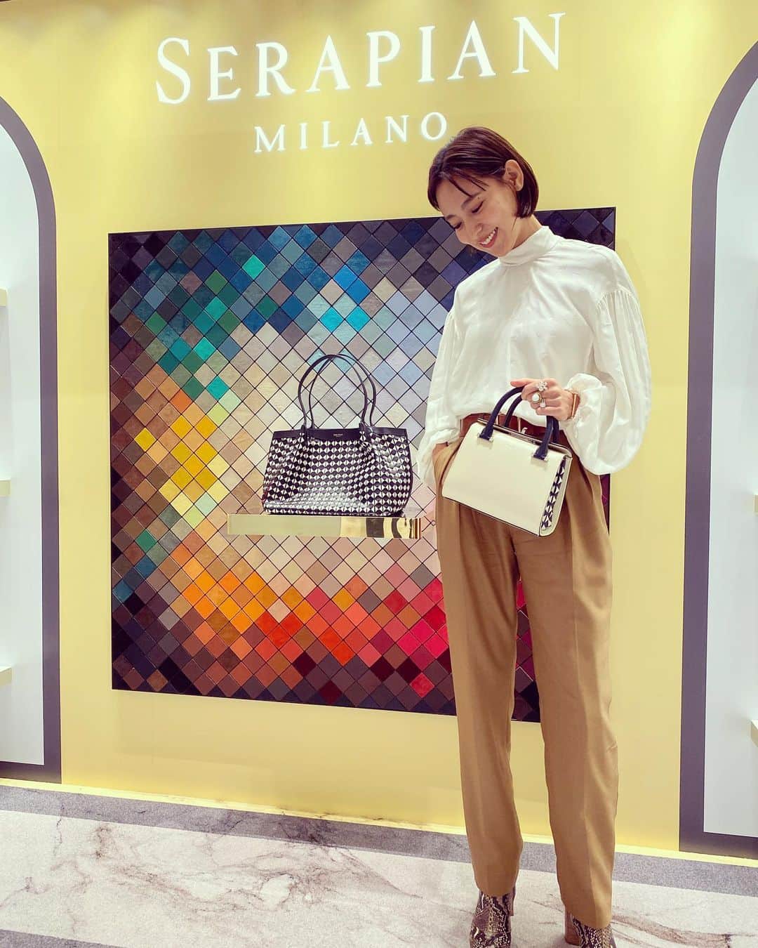 小泉里子さんのインスタグラム写真 - (小泉里子Instagram)「本日からGinza Six 2Fで @serapianmilano のポップアップストアが始まりました。 イタリアで90年以上続く老舗のレザーブランド。ひとつひとつ手作りのバッグは柔らかくて、温もりがあり上品。東京にはまだ店舗がないので、ぜひこの機会に。 ポップアップは3/3まで。 #斜めがけも好き #serapianmilano #メンズもあるよ #梅田阪急にはあるよ」2月19日 15時44分 - satokokoizum1