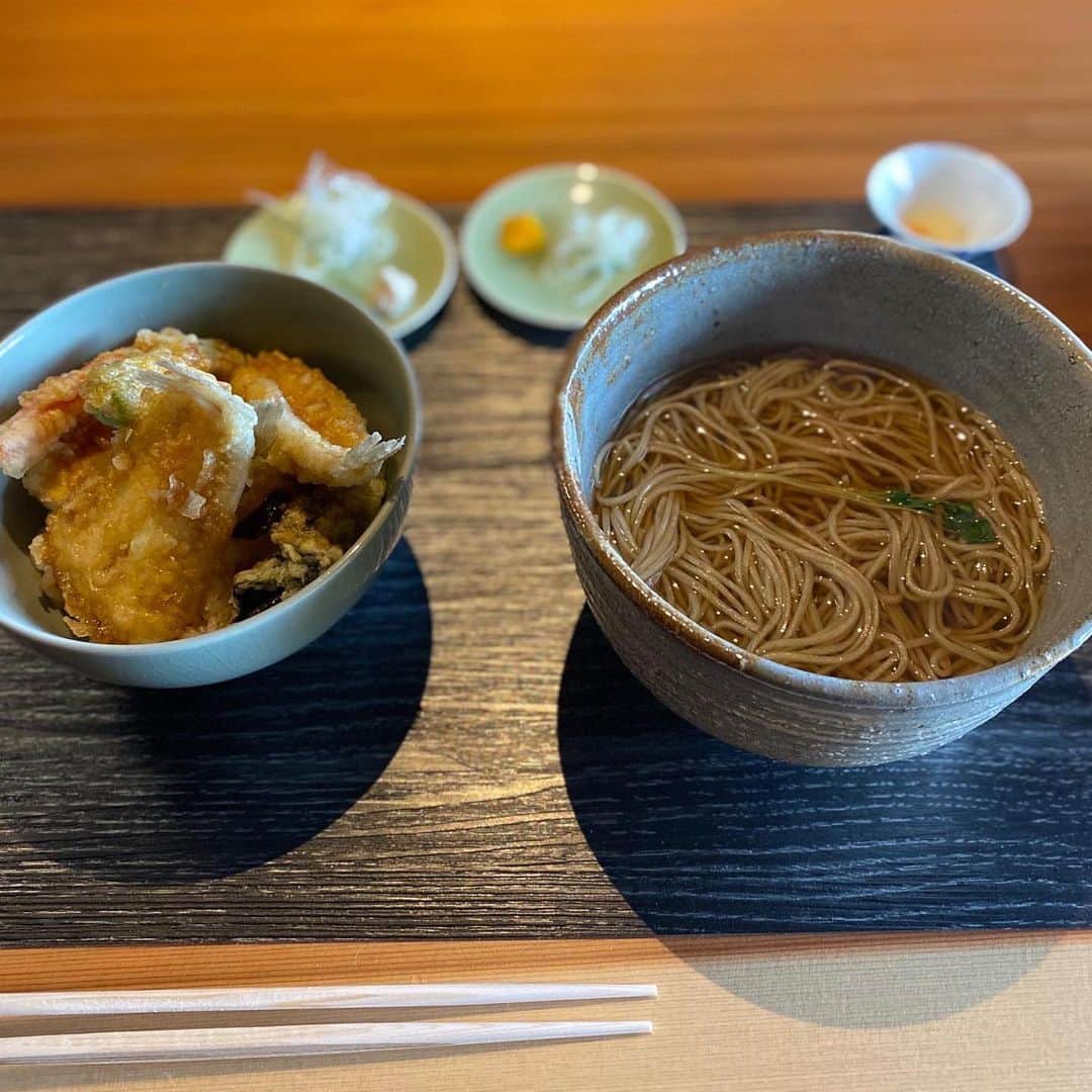 工藤村正のインスタグラム：「Today’s lunch at Japanese noodles Morisada and after coffee at cafe which another cafe in same location. In the Soba house shows many antiques and also shows my Sumi ink abstract painting 😊‼️ 滋賀県蒲生郡日野街道に面する蕎麦処、「石挽きそば守貞」はとても素敵なお蕎麦屋さん。 私の絵も飾ってくれていました。 お蕎麦の後は裏手の方に大正昭和ロマンいっぱいのカフェ、大好きなグアテマラ深煎りコーヒー😊大満足‼️」