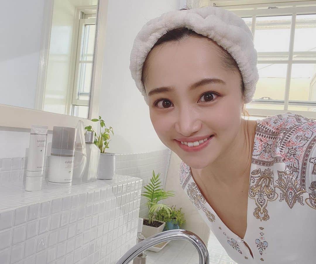 葵ゆりかのインスタグラム：「スキンケア用品の撮影してきたよ♡ すっぴん風メイク♡ これね、私も使ってるんだけど、ほんとに肌がもちもちツルツルになるからすごくおすすめ❣️ #撮影　#モデル　#model #スキンケア　#美容　#美容液　#beauty #instabeauty #ハウススタジオ　#mediplus #すっぴんメイク #ナチュラルメイク」