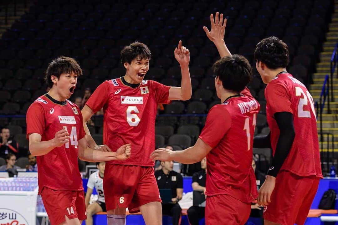 TBSバレブーさんのインスタグラム写真 - (TBSバレブーInstagram)「🏐バレーボール 男子日本代表🇯🇵登録メンバー27名が発表になりました✨ 3月から合宿を開始し、最終的にこの中の12名が東京五輪の舞台に立つことになります🎵 これからどんなチームになっていくのか今から楽しみです😆 . ◆オポジット #清水邦広 選手 #大竹壱青 選手 #西田有志 選手 . ◆セッター #藤井直伸 選手 #深津英臣 選手 #関田誠大 選手 #大宅真樹 選手 . ◆ミドルブロッカー #小野寺太志 選手 #山内晶大 選手 #李博 選手 #髙橋健太郎 選手 #竹元裕太郎 選手 #佐藤駿一郎 選手 . ◆アウトサイドヒッター #福澤達哉 選手 #久原翼 選手 #柳田将洋 選手 #藤中謙也 選手 #石川祐希 選手 #新井雄大 選手 #高梨健太 選手 #樋口裕希 選手 #富田将馬 選手 #大塚達宣 選手 #髙橋藍 選手 . ◆リベロ #山本智大 選手 #古賀太一郎 選手 #本間隆太 選手  #volleyball #TOKYO2020 #東京五輪まであと156日  photo by FIVB」2月19日 16時18分 - tbs.volleyboo