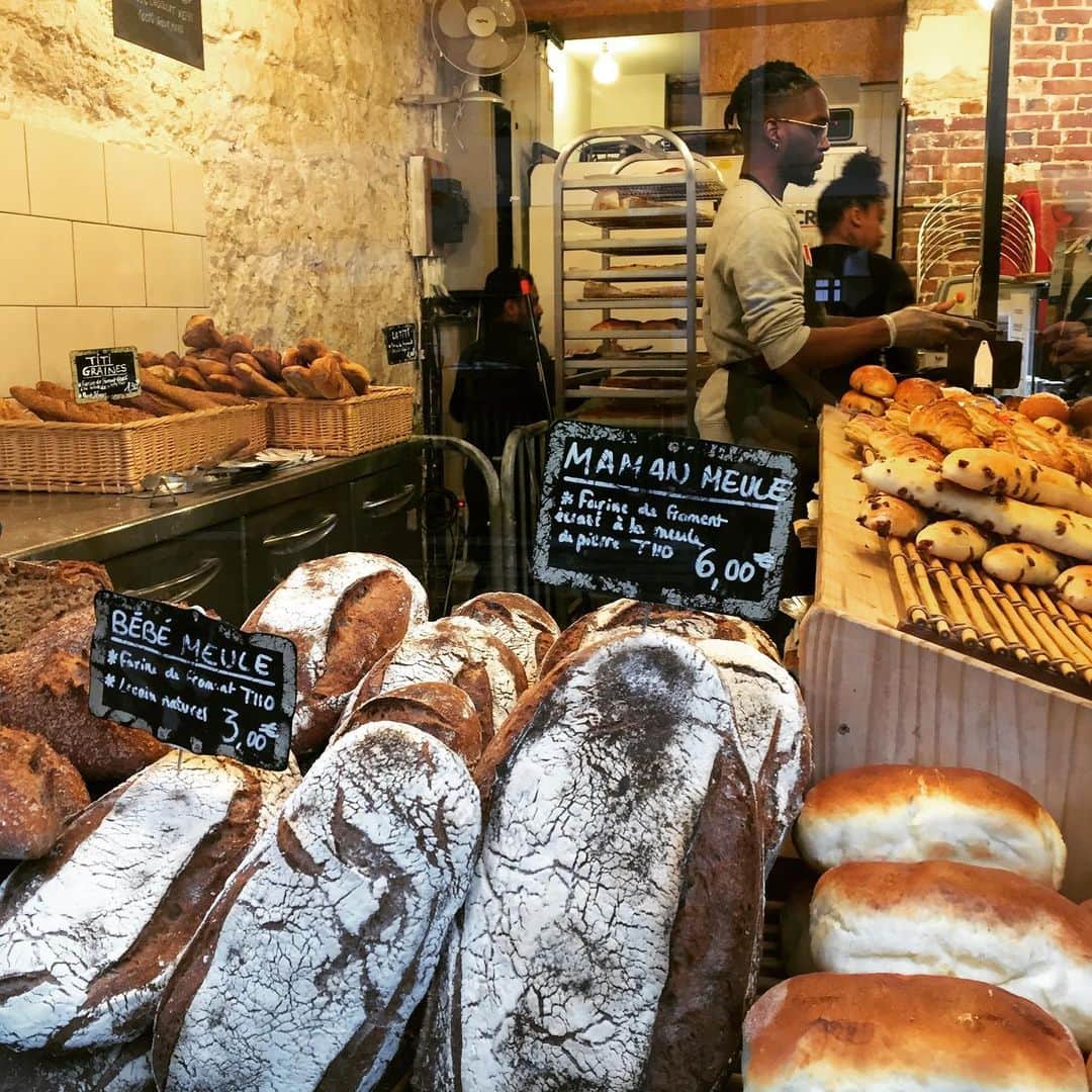 のインスタグラム：「パリの日常 - la vie quotidienne  #urbanbakery #boulangerieparis #bonneboulangerie #boulangerie #bakery #bakeryparis #paris #laviequotidienne #pain #bread #おいしいパン屋 #パン屋巡り #パリ #バゲット #パリ散歩 #パリところどころ #パリ生活 #海外生活 #パリの日常」