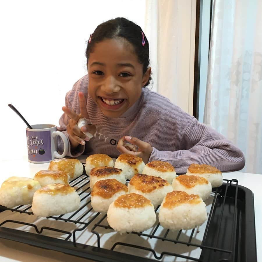 ミーミのインスタグラム：「こちらは昨日の朝ごはん！ 味噌の焼きおにぎり♡ とっても美味しかったよ✨ みんなも朝ごはん　しっかり食べてね✨ #ミーミちゃんねる #ミーミママ #シンプルママの日常 #おにぎり #朝ごはん」