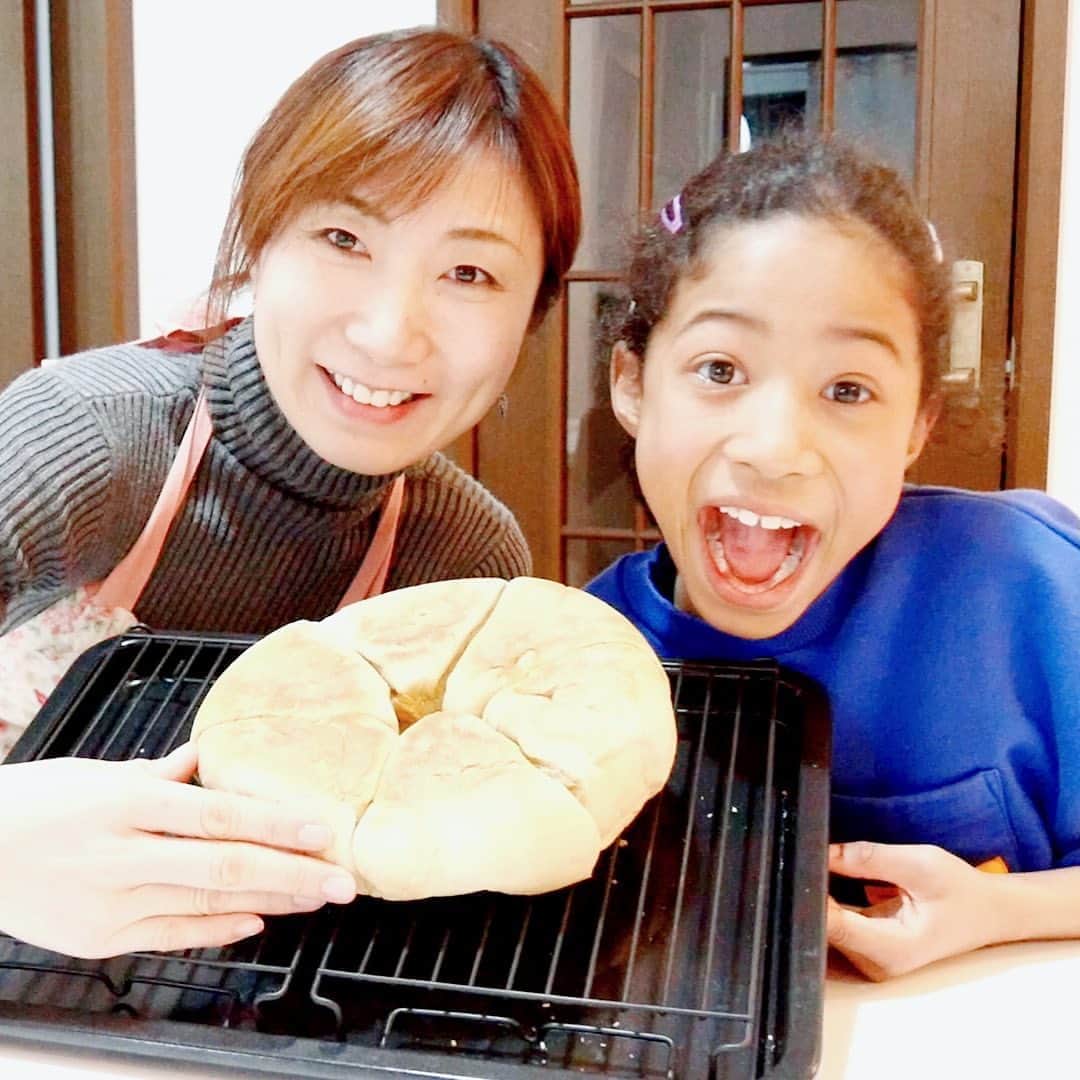 ミーミのインスタグラム：「ママと一緒にパンを焼いたよ✨😊 パンを焼いてるところは、YouTubeでもアップしたから、みんな見てね♡ 親子でパン作りおすすめだよ✨ #ミーミちゃんねる #ミーミママ #シンプルママの日常 #手作りパン #親子」