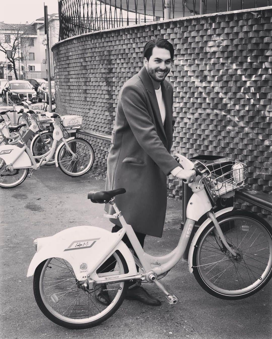 アリレザ・ハギギさんのインスタグラム写真 - (アリレザ・ハギギInstagram)「😎🚍👔🚲」2月19日 16時42分 - alirezahaghighi_official