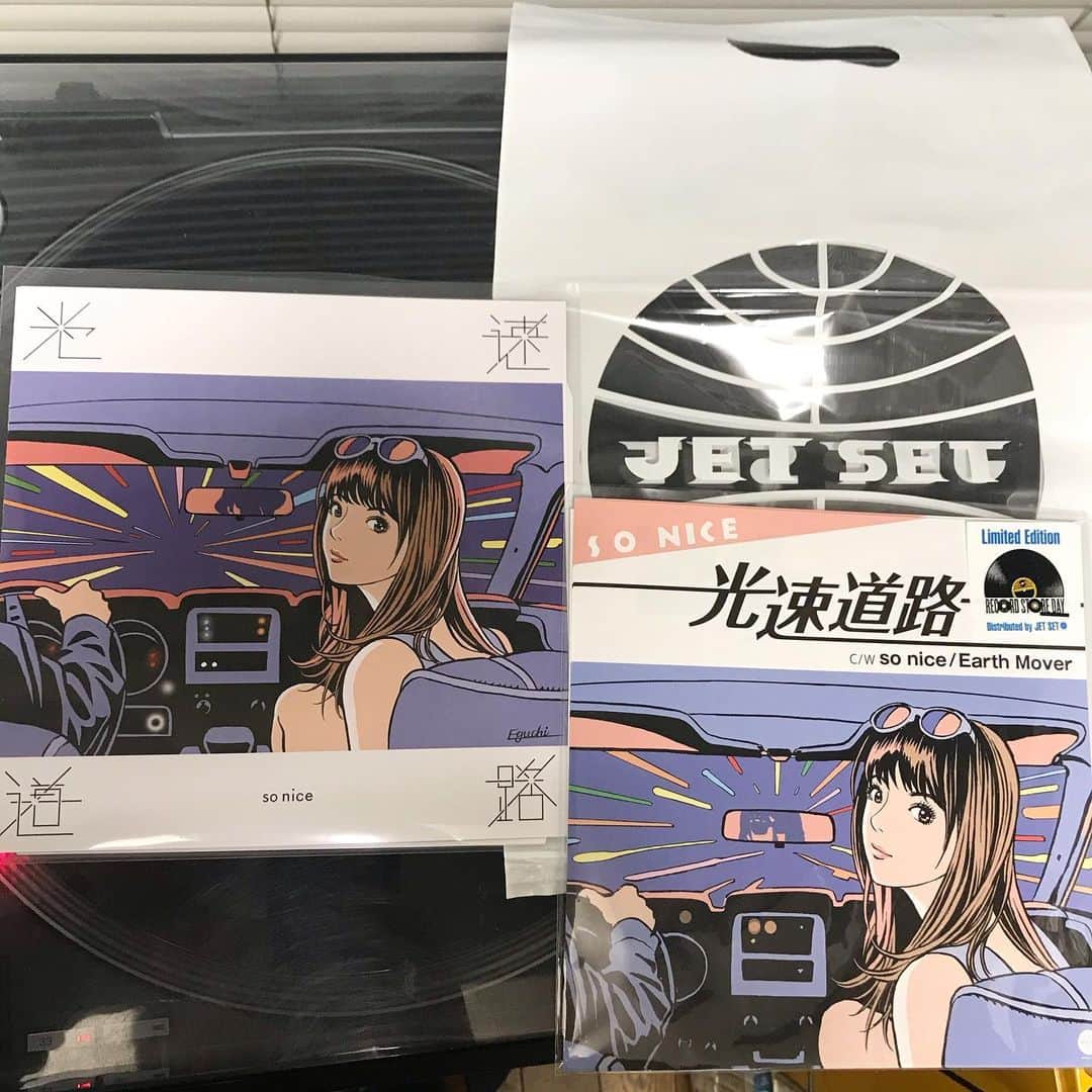江口寿史のインスタグラム：「sonice『光速道路』2020年Reworks盤、本日発売されたようです。皆さんゲットできましたか？ 下の2014年旧盤と比べると一見同じに見える絵も、全体のバランスが格段に良くなってるのと、夜の車内感がより強まってるの、わかりますよね。」