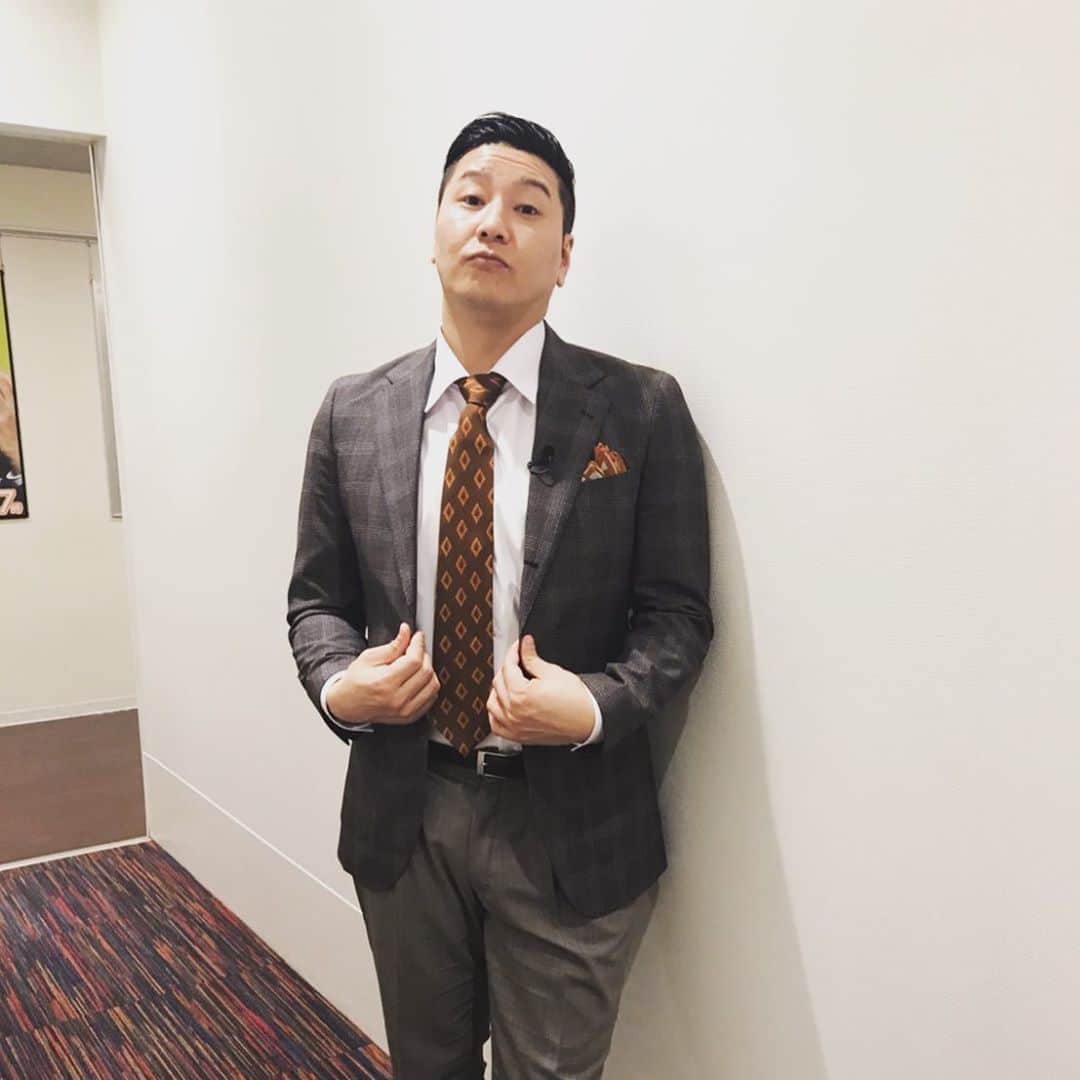 長田庄平のインスタグラム：「今夜7時から！ 僕らIKKOさんハライチの5MC！ 『世界が仰天！どんだけ～？衝撃！グルメスペシャル』  #IKKO #チョコレートプラネット #ハライチ #どんだけー☝️ #世界が仰天 #ORIHICA」