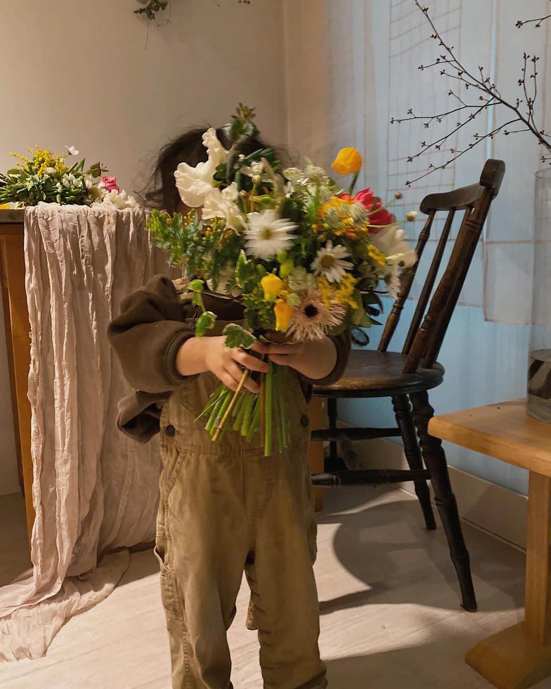 目見田早弥子のインスタグラム：「| 💐 今回のマロンのレッスンは ウェディングブーケでした𓆸  ガーベラの茎が太さがあって動いちゃうから 難しいなと思ったけど 先生が「さやこ〜これ売れるよ〜！」って言ってくれて めちゃくちゃ嬉しかった🥺🤍🤍 アレンジメントも好きやけどブーケも好き！ 自分が思ったようにできると達成感があるな〜🌨」