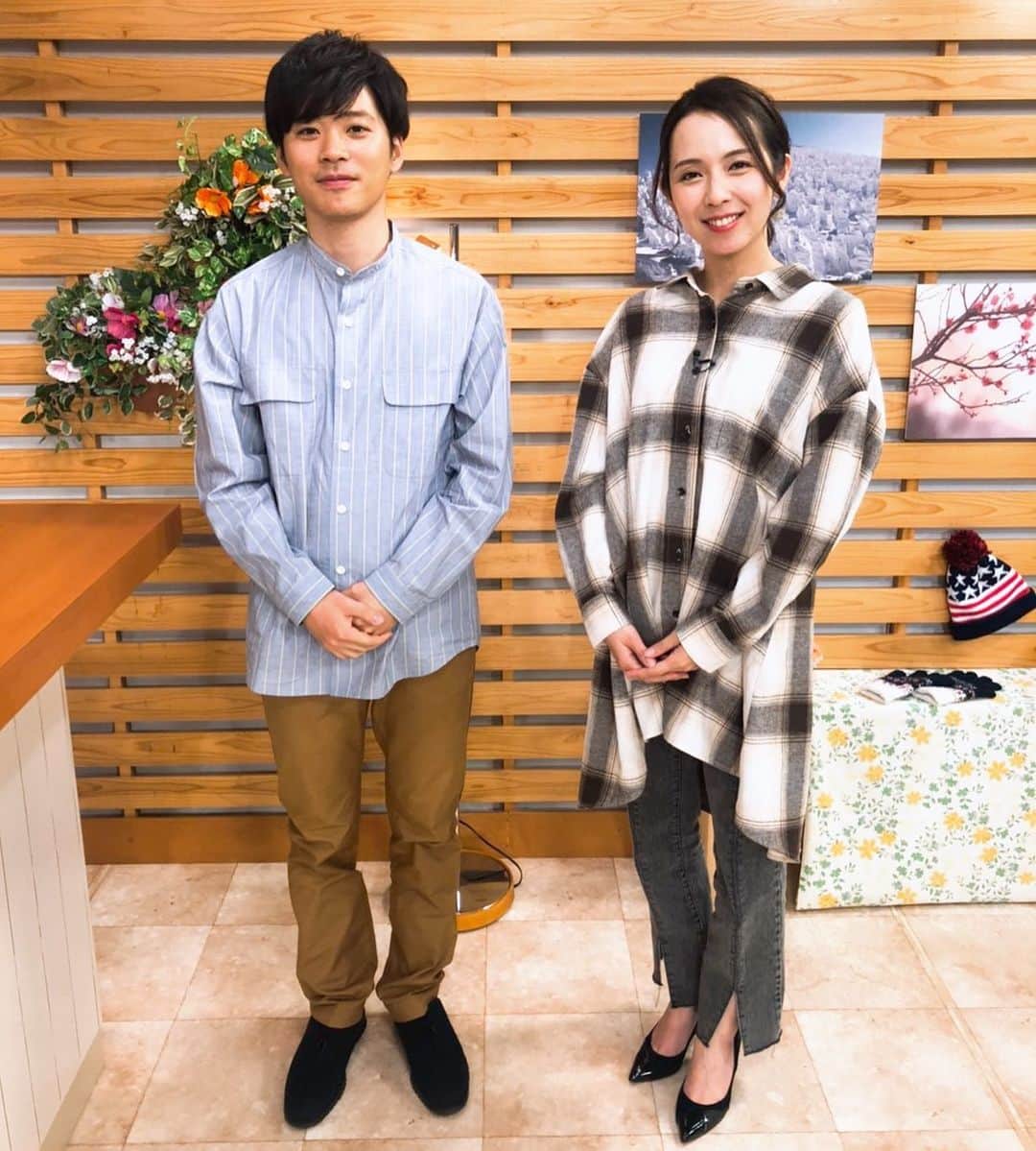 若林翔子のインスタグラム：「* * ひさびさにブレイクの2人〜😚 まっちゃん涼しげなシャツがお気に入りでございました😘  #ミヤテレ　#ちょっとブレイクタイム #松原アナ　#若林翔子 #今日の #衣装　 #毎週土曜　#11時36分から」