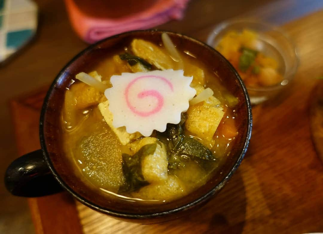 石田亜佑美さんのインスタグラム写真 - (石田亜佑美Instagram)「洋食 膳 海カレー TAKEUCHI 神保町本店 . . 煮込みハンバーグ膳 . まず見た目が楽しい！ こんなカレーに出会ったのは初めてです！ 凄いよねぇ！ くりぬいた人参のハートがご飯の上に乗ってる感じも、わぁ！ここにいたのね！ってワクワクします。そういう細やかな感じ好きです。 . 見た目も去ることながら、驚いたのはお味噌汁が、スパイシーだったこと...!!お味噌汁って優しいホッとする食べ物だと思ってたけど、こんなトゲのある顔も出来るんだ、意外な魅力を知ってしまいました♥️✨ . . 意外な魅力かぁ... そういうの持ってる人っていいですよね 私には何があるかなぁ... . #石田の食レポ #洋食膳海カレーtakeuchi さん #スパイスカレー #カレー #スパイス #morningmusume20 #モーニング娘20 #石田亜佑美」2月19日 22時18分 - ayumi_ishida.official