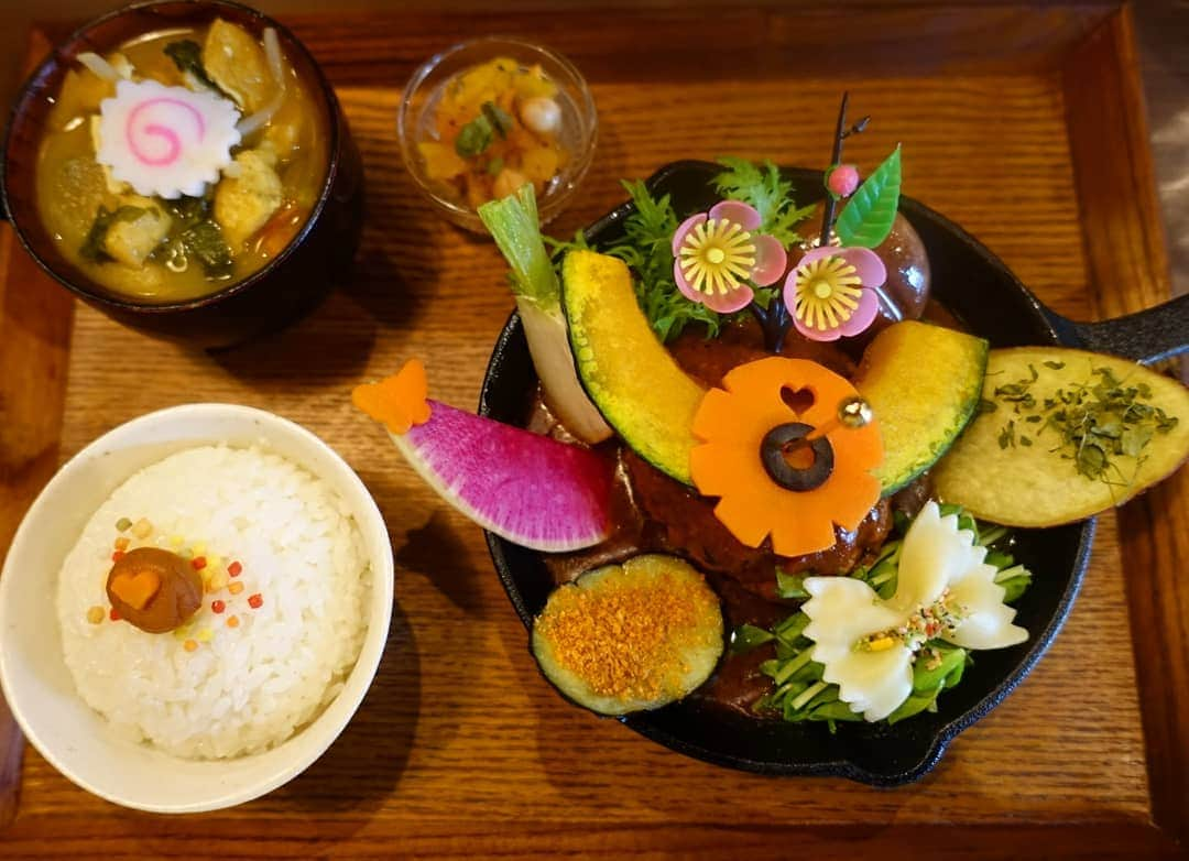 石田亜佑美さんのインスタグラム写真 - (石田亜佑美Instagram)「洋食 膳 海カレー TAKEUCHI 神保町本店 . . 煮込みハンバーグ膳 . まず見た目が楽しい！ こんなカレーに出会ったのは初めてです！ 凄いよねぇ！ くりぬいた人参のハートがご飯の上に乗ってる感じも、わぁ！ここにいたのね！ってワクワクします。そういう細やかな感じ好きです。 . 見た目も去ることながら、驚いたのはお味噌汁が、スパイシーだったこと...!!お味噌汁って優しいホッとする食べ物だと思ってたけど、こんなトゲのある顔も出来るんだ、意外な魅力を知ってしまいました♥️✨ . . 意外な魅力かぁ... そういうの持ってる人っていいですよね 私には何があるかなぁ... . #石田の食レポ #洋食膳海カレーtakeuchi さん #スパイスカレー #カレー #スパイス #morningmusume20 #モーニング娘20 #石田亜佑美」2月19日 22時18分 - ayumi_ishida.official