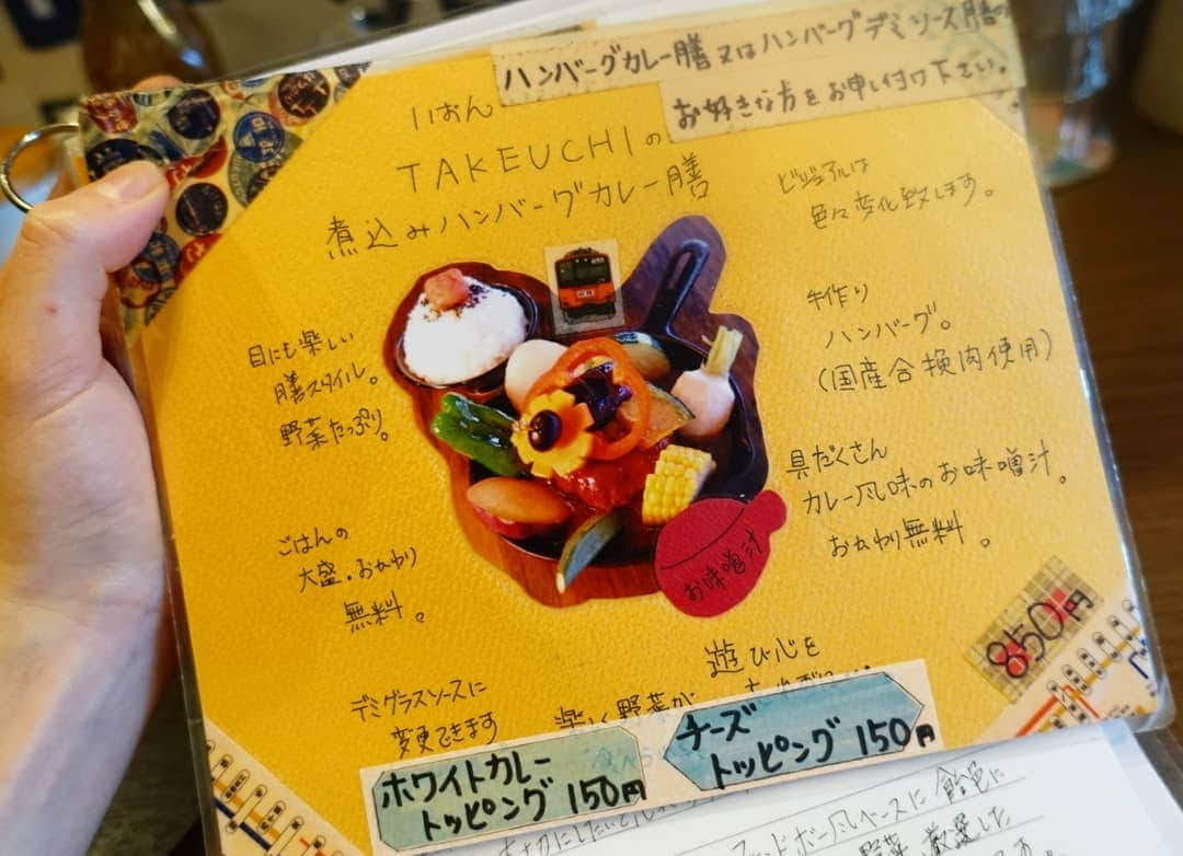 石田亜佑美さんのインスタグラム写真 - (石田亜佑美Instagram)「洋食 膳 海カレー TAKEUCHI 神保町本店 . . 煮込みハンバーグ膳 . まず見た目が楽しい！ こんなカレーに出会ったのは初めてです！ 凄いよねぇ！ くりぬいた人参のハートがご飯の上に乗ってる感じも、わぁ！ここにいたのね！ってワクワクします。そういう細やかな感じ好きです。 . 見た目も去ることながら、驚いたのはお味噌汁が、スパイシーだったこと...!!お味噌汁って優しいホッとする食べ物だと思ってたけど、こんなトゲのある顔も出来るんだ、意外な魅力を知ってしまいました♥️✨ . . 意外な魅力かぁ... そういうの持ってる人っていいですよね 私には何があるかなぁ... . #石田の食レポ #洋食膳海カレーtakeuchi さん #スパイスカレー #カレー #スパイス #morningmusume20 #モーニング娘20 #石田亜佑美」2月19日 22時18分 - ayumi_ishida.official