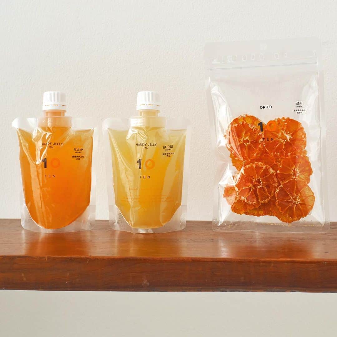 Hanako公式さんのインスタグラム写真 - (Hanako公式Instagram)「柑橘の味がギュッと凝縮🍊﻿ ﻿ 〈10FACTORY〉は個々の農家と直接連携をとり、季節ごとに異なる品種の柑橘を用い、ジュース、ドライフルーツ、ジェラートなどの商品をラインナップ🌿素材の味をそのまま生かすことを大切にした、ピュアで溌剌としたおいしさが魅力。﻿ ﻿ 【Hanako_2020年最高のスイーツ特集】﻿ #Hanako #Hanako_magazine #バターサンド #バスクチーズケーキ#固めプリン #かたいプリン #台湾スイーツ #琥珀糖 #パフェ好き #エシカルスイーツ #みかんスイーツ #銀座グルメ #銀座カフェ #銀座シックス #10FACTORY #photoby_MEGUMI」2月19日 22時19分 - hanako_magazine