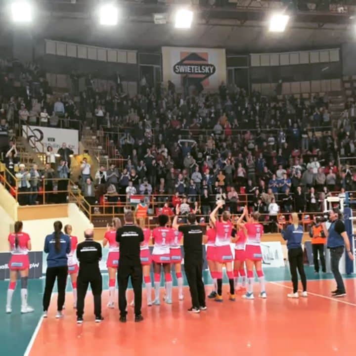 ミア・イエルコフのインスタグラム：「After that fight last night, I appreciate you even more 🔥🔥💕💕 #fans #békéscsaba」