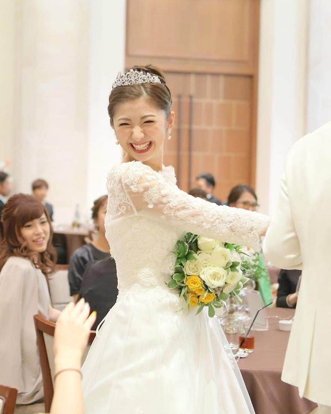 ♡プラコレWedding·⋆*さんのインスタグラム写真 - (♡プラコレWedding·⋆*Instagram)「@placolewedding【#Dressy花嫁 】【#プラコレ】をつけて投稿&フォローしてね♩ . 注目の Dressy記事をPick UP ♥ >>>swipeしてね* . 可愛すぎる！ 花嫁さまのソロショットを大公開♡ とっても可愛いのでチェックしてみて♩ . ＞カバーはverawang[@verawangjapan] ニューヨーク出身のヴェラ・ウォンが1990年に、 自身のブライダルサロンをオープンさせたのがブランドの始まり。 彼女が作り出す、美しいカッティングは 現代のブライダルファッション業界における最高峰とも言われます♡ -: :-: :-: :-: :-: :-: :-: :-: :-: . こちらのお写真は 1~2枚目> @richeriejp さん 3枚目> @naana_103さん 4枚目> @lazor_garden_nagoya さん のウェディングドレスです✬* 可愛いお写真をありがとうございます♡ -: :-: :-: :-: :-: :-: :-: :-: :-: . 記事もcheckしてね* >>https://bit.ly/2Hz3xl6 Editor:Dressy花嫁 . 『#Dressy花嫁』『#プラコレ』の ハッシュタグをつけて写真をUPしてね✦ 花嫁アプリ『Dressy by プラコレ』の 記事に掲載＆リグラムされるかも♩ . -: :-: :-: :-: :-: :-: :-: :-: :-: . 花嫁アプリでは、 プロのアドバイザーに結婚式の相談を何度でも♡ ウェディングドレスの記事や、 自分のウェディングレポを残せちゃう♡” . ＞＞＞TOPのURLからcheck ⋈ @placolewedding ＞＞＞結婚のご相談は プラコレウェディングアドバイザーへ♡ @wedding_adviser ＞＞＞ウェディングレポを残したいなら、 farny by プラコレをcheck ✎ @farny_wedding ＞＞＞ウェディングアイテム＆DIYは farnyアイテムをcheck ❁ @farny_wd.item >>>沖縄フォトウェディングの予約は ainowa(あいのわ)をcheck✈ @ainowa_okinawa >>>素敵なドレスに出会いたい花嫁さま♡ @dressyonline_をcheck . みなさまからのいいねや保存 コメントをお待ちしています♥ 「このウェディングドレス可愛い！」 「ヘアスタイルも気になる！！」 「今の花嫁さんの流行りは！？」etc. . ┈┈┈┈┈┈┈┈┈┈┈┈┈┈┈┈┈┈┈ #プレ花嫁 #卒花 #花嫁 #卒花嫁 #結婚 #結婚式 #結婚準備 #花嫁準備 #撮影指示書 #weddingtbt #weddingdress #運命の一着 #花嫁コーディネート #試着レポ #farnyレポ #前撮り#後撮り #verawang #バックショット #花嫁コーディネート #ヴェラウォン #Aライン　#プリンセスライン #チュールドレス #チュール #👗 #ウェディングフォト #花嫁コーディネート #サッシュベルト」2月19日 16時52分 - placole_dressy