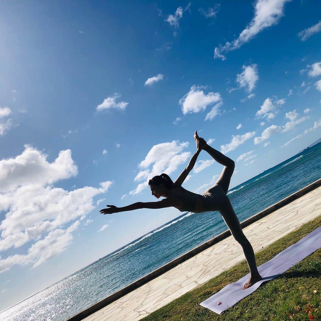吉川ひなのさんのインスタグラム写真 - (吉川ひなのInstagram)「Hawaiiでする外yoga が一番好き💙  そりゃあまぁ、紫外線によるシミとかシワとかたるみとか。。。🤖💦 気にならないわけじゃないけど、 引き換えにできないモノがたくさんある❤︎ だからあんまり気にしない！ 本能のまま、生きてみる🤙🏻 #HinanoYogaLife」2月19日 16時54分 - hinanoyoshikawa