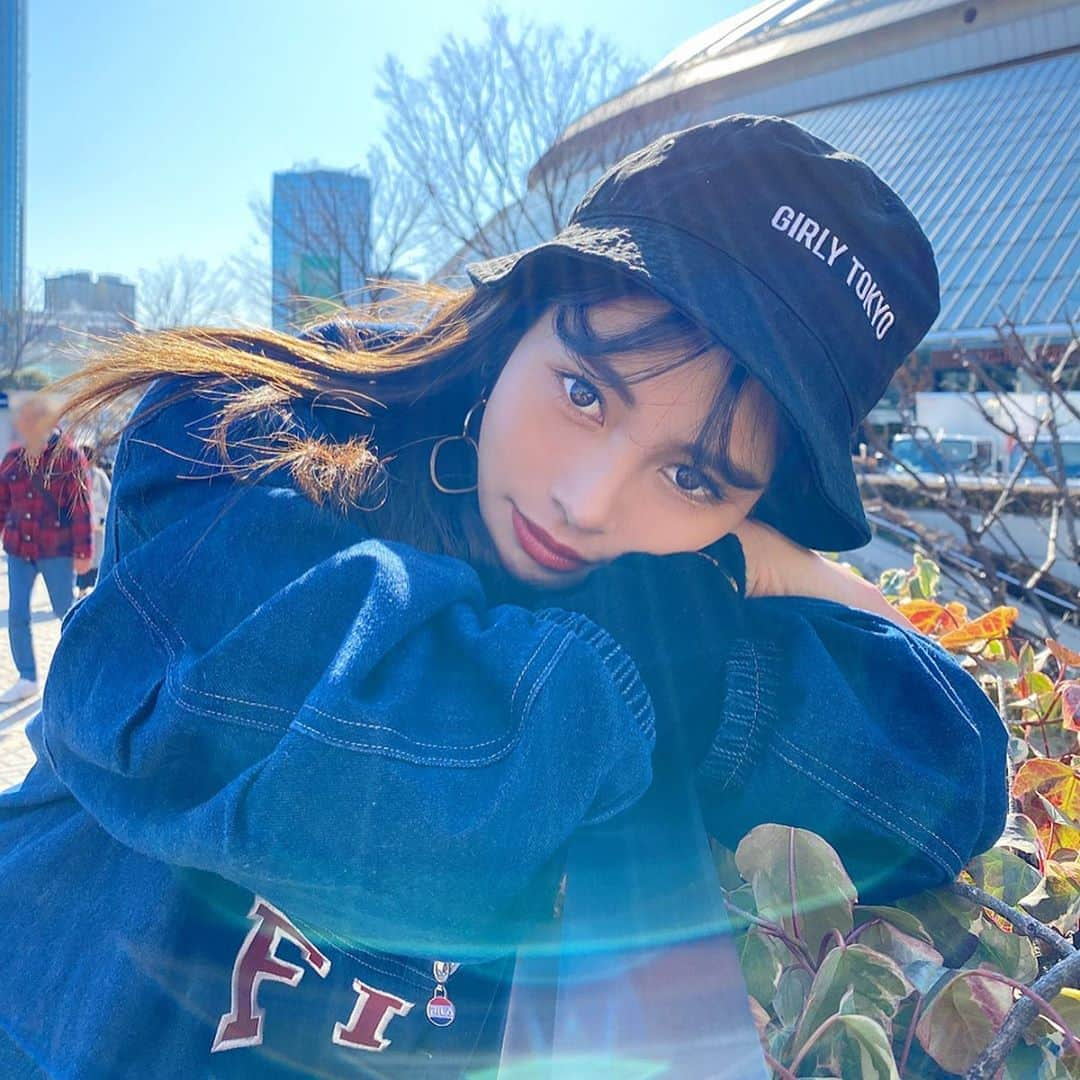 得あゆさんのインスタグラム写真 - (得あゆInstagram)「まぶしいです。 そんなに見つめないでください。 帽子は限定販売してたやつ❤️ @girlytokyo 次の商品も限定販売だから楽しみにしててね🥺❤️ ・ ・ ・ ・ ・ ・ ・ ・ ・ #東京#ガーリー東京#girlytokyo#デニム#fila#バケットハット#帽子#ワンピ#ワンピース#カジュアルコーデ#オトナ女子#大人カジュアル#東京ドーム#ナチュラルメイク#インスタ映え#カメラ女子#写真#お洒落#ランチ#お昼ごはん#イヤリング#ストリートファッション#ヘアスタイル#春休み#春服#撮影#japanesegirl#denim#buckethat#tokyo」2月19日 16時57分 - tokuayu819