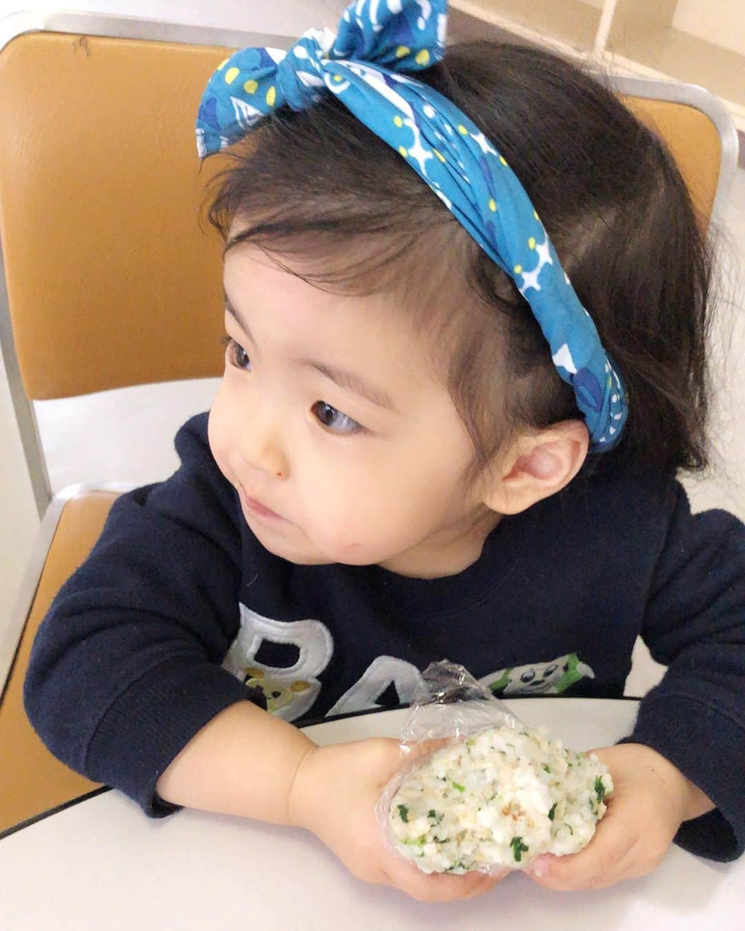 遠近由美子さんのインスタグラム写真 - (遠近由美子Instagram)「RSだった妹ちゃん👶もすっかり元気になりました。隔離のため実家に2泊預かってもらった姉👶ちゃんにも、今回は感染らず👍 . . 2人そろって、顔の半分以上ある大人サイズのおにぎりを、ペロリと平らげてます。 .  心配していただいた皆様ありがとうございます😂 .  穏やかな時間は皆無だけど😅笑 やっぱり双子さんは2人揃ってないと寂しいね。 . .  でも、母娘デート❤️も良い時間だった。双子じゃなかったら毎日こんなふうに一緒にいるんだな。双子はいつも、半分。ママのことも、半分こ。ゆっくりこうしてひとりに向き合ってあげられてないよなぁ、とも感じました。 .  双子ならではの良いことも沢山あるんだけど、ね😌 .  だから、たまにはパパと手分けして、２人きりでおでかけもするのも良いのかも。今度、やってみよ♪ . .  #双子 #双子ママ#双子のいる生活 #双子育児 #双子あるある #双子姉妹#twins #twingirls #twinstagram」2月19日 17時08分 - yumiko_tochika