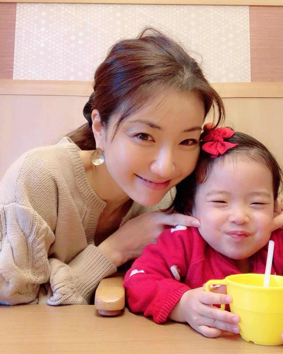 遠近由美子さんのインスタグラム写真 - (遠近由美子Instagram)「RSだった妹ちゃん👶もすっかり元気になりました。隔離のため実家に2泊預かってもらった姉👶ちゃんにも、今回は感染らず👍 . . 2人そろって、顔の半分以上ある大人サイズのおにぎりを、ペロリと平らげてます。 .  心配していただいた皆様ありがとうございます😂 .  穏やかな時間は皆無だけど😅笑 やっぱり双子さんは2人揃ってないと寂しいね。 . .  でも、母娘デート❤️も良い時間だった。双子じゃなかったら毎日こんなふうに一緒にいるんだな。双子はいつも、半分。ママのことも、半分こ。ゆっくりこうしてひとりに向き合ってあげられてないよなぁ、とも感じました。 .  双子ならではの良いことも沢山あるんだけど、ね😌 .  だから、たまにはパパと手分けして、２人きりでおでかけもするのも良いのかも。今度、やってみよ♪ . .  #双子 #双子ママ#双子のいる生活 #双子育児 #双子あるある #双子姉妹#twins #twingirls #twinstagram」2月19日 17時08分 - yumiko_tochika