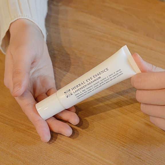 のインスタグラム：「【スタッフの愛用品】 肌のきれいな人のお手入れ方法は気になるものですよね。社内でも評判のスタッフは目元美容液「ハーバルアイエッセンス」を朝・晩に愛用しているとのこと。目元にはもちろん、ちょっと贅沢に顔全体に伸ばして使ったりもするそうです。以前は化粧水しか使っていなかったので肌の乾燥が気になっていたという彼女。しっかり保湿ケアをすることで調子がよくなったそうです。  #marksandweb #マークスアンドウェブ #スタッフの愛用品#目元美容液#アイエッセンス#天然精油#ラベンダー#ゼラニウム#お手入れ#スキンケア#eyeserum#serum」