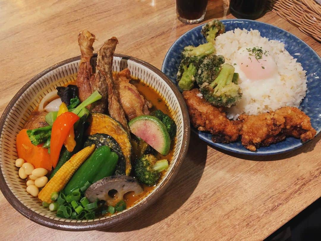 尾崎裕哉さんのインスタグラム写真 - (尾崎裕哉Instagram)「スープカレーの中では、今のところ一番好きかも。辛味と甘味が共存するスープが食べやすくて、野菜もたくさん！とりあえず調子のってトッピングしまくったら値段が凄いことになったのは、ここだけの話。  #カレーなる日々　#カレーとザンギ合うわ　#仕事終わりで腹減りすぎてた」2月19日 17時03分 - hiroya.ozaki