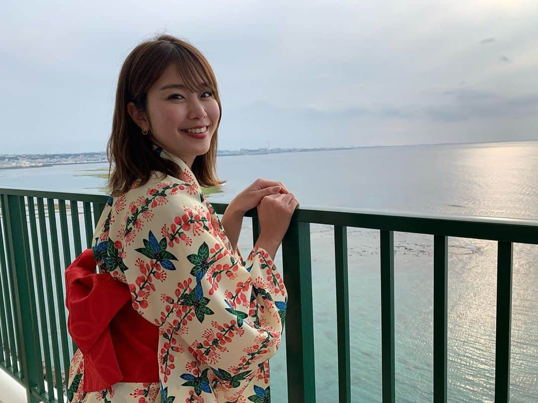 稲村亜美さんのインスタグラム写真 - (稲村亜美Instagram)「先日ドアラさんに会ったあと、球場から徒歩圏内に3月に新しくオープンするホテル「レク―沖縄北谷スパ＆リゾート」 からご招待いただき、一足先に内覧させて頂きましたが、どのタイプもお部屋が可愛くてテンション上がりました🥰　最上階には、スパゾーンが✨インフィニティプールからは北谷の街や海が一望でき、夕陽が綺麗で、ドリンク片手にリゾート気分を味わっちゃいました🙆‍♀️ たくさん写真あるのでスワイプしてください✨  もう1つ、同じアメリカンビレッジ内の「ベッセルホテルカンパーナ沖縄」のサンセットを眺望出来るジュニアスイートのお部屋も見せてもらいましたが、目の前が海で、バルコニーからの景色と海風が最高👏🏻 レンタル出来る浴衣も種類が沢山あり、色んな沖縄料理を楽しめる朝食も人気があるみたいです🙏  ホテル横の海沿いの道も綺麗だし、近くにトリックアートな壁画があって、写真を撮れちゃう場所もたくさんあるので、カップルにはもちろん、女子旅にもオススメです😊  レクーには沖縄では珍しい天然温泉も出来るみたいで、オープンしたらまた是非お伺いしたいです🙏🥰 #レクー沖縄　 #レクー沖縄北谷スパリゾート  #女子旅　 #ベッセルホテルホテルカンパーナ #ベッセルホテルズ #アメリカンビレッジ #沖縄　 #okinawa #北谷  #沖縄旅行 #浴衣」2月19日 17時09分 - inamura_ami