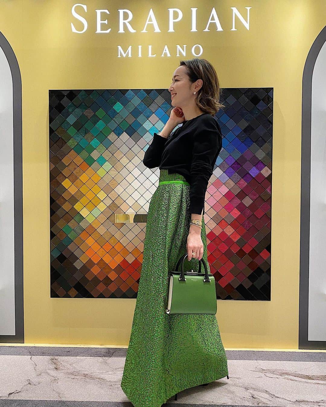 のインスタグラム：「今日は @serapianmilano のポップアップへ💛﻿ ﻿ 90年以上前にミラノで創業された﻿ 全てメイドインイタリーのレザーブランド。﻿ ﻿ オードリー・ペップバーンも映画『おしゃれ泥棒』で着用したクラシカルなバッグ✨✨﻿ ﻿ ブランドのアイコンのモザイコ（MOSAICO）は、ミラノにて職人が一つ一つ丁寧にナッパレザーを編み込んで制作されているそうです。美しいレザーの色彩と職人技が光るブランド!!﻿ ﻿ GINZA SIX2階のシジェームギンザにて2/19（水）～3/3（火）までポップアップストア開催中です。1000種類のレザーで構成された「モザイコウォール」も展示されていました💛💚💙❤️﻿ ﻿ 阪急うめだ本店1階には直営店もあるそうです💚﻿ ﻿ 私はグリーンのメインに、サイドはアイボリーで持ち手がブラックのミニヴィラバッグ（Mini Villa Bag）を🦖 ショルダーストラップも付いているので斜めがけしてお出かけにも、和装の時にも合わせられそうです☺️✨﻿ ﻿ #serapianmilano﻿ #セラピアン #milano #ginzasix #akiweng #翁安芸」