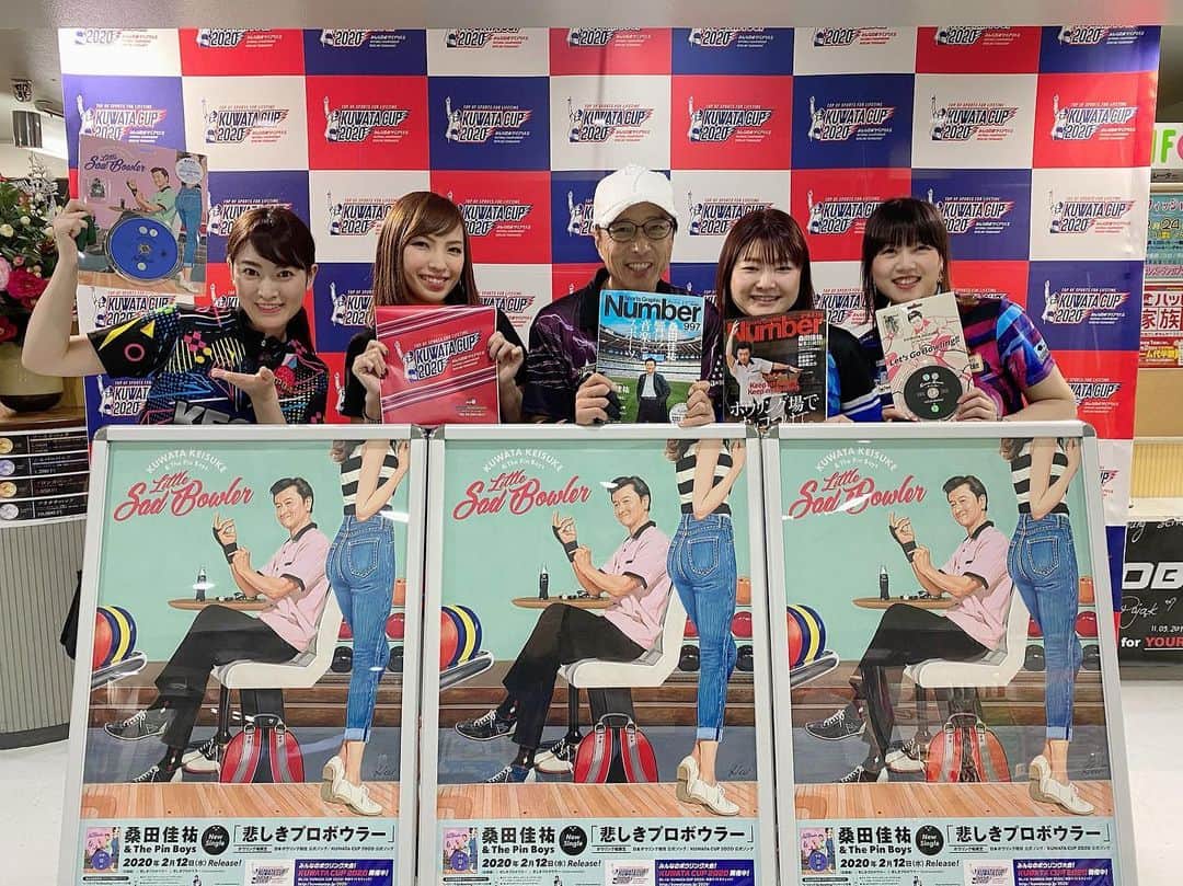 黒田アーサーのインスタグラム：「KUWATA CUP 2020は 中止となりました😂 新型コロナウイルスの感染被害を考慮すると致し方ないですね。残念ですが全てが落ち着いた時、再開催が出来る事を願ってます！ 写真は中止が決まる前の月曜日 花きゃべつリーグに参加の 女子プロ皆さんと撮りました😂 #東京ポートボウル  #みんなの花きゃべつリーグ  #矢野朋代プロ  #秋山希望プロ  #渡辺けあきプロ  #チョンヨンヒャンプロ  #ポートボウルアンバサダー #黒田アーサー #ボウリング #bowling #kuwatacup2020」