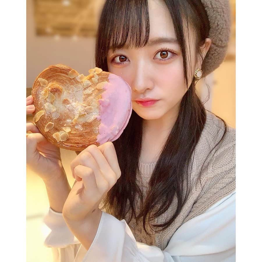 石田千穂さんのインスタグラム写真 - (石田千穂Instagram)「． いちごのパルミエというお洒落なパン☺︎☺︎ #カフェ巡り #宇品カフェ #広島カフェ #arincobakery #パン #パン屋さん #広島パン屋 #いちご #パルミエ #STU48 #idol #石田千穂」2月19日 17時18分 - chiho_ishida