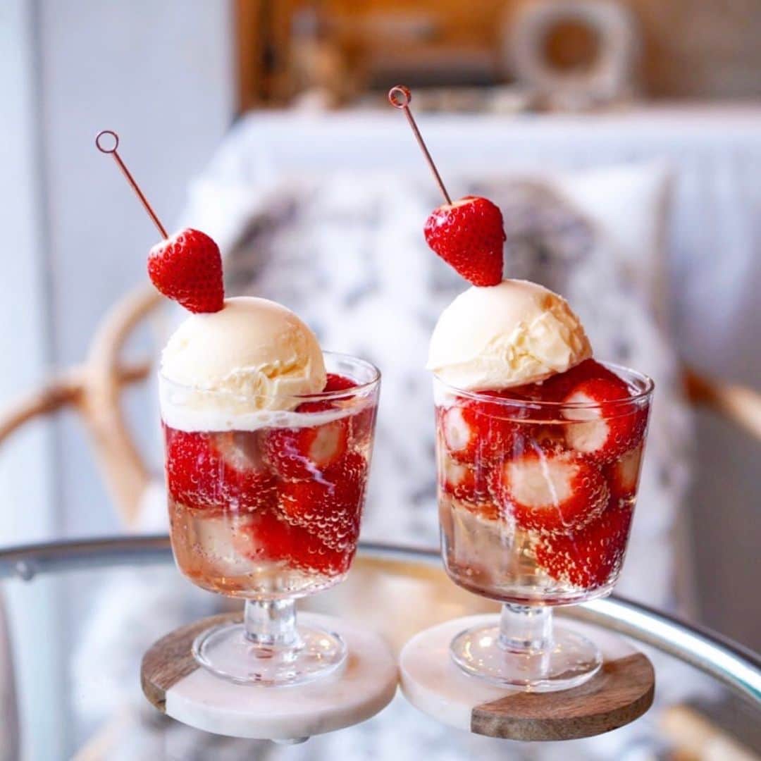 aumoグルメのインスタグラム：「. ❤︎贅沢！苺クリームソーダ🍓🥤❤︎ . 濃厚なバニラアイスと苺のハーモニー🥰🍓🍨ソーダはすっきりとした桃の味です🍑 . 写真提供 :  @chika2745 さん﻿﻿ 素敵なお写真をありがとうございました♡﻿﻿﻿ .﻿﻿ 店名：【STAND「C」】 ぜひ訪れてみてくださいね。﻿﻿ .﻿﻿ ﻿﻿ あなたが撮影したベストグルメpicに﻿﻿ 「#aumo」を付けて教えて下さいっ☺︎﻿﻿﻿ あなたの投稿が紹介されるかも♪﻿﻿﻿﻿﻿ .﻿﻿ aumoアプリは毎日配信！おでかけや最新グルメなどaumo読者が気になる情報が満載♡﻿﻿ ダウンロードはプロフィールのURLから✔︎﻿﻿﻿ (iPhone&Android版)﻿﻿ .  #京都カフェ#京都カフェ巡り#クリームソーダ#パフェ#いちごスイーツ#苺スイーツ#苺パフェ#限定スイーツ#限定パフェ#カフェ部#カフェ巡り#カフェ#カフェ好き#スイーツ部#スイーツ巡り#スイーツ#スイーツ好き#카페스타그램#카페투어#카페추천#카페탐방」