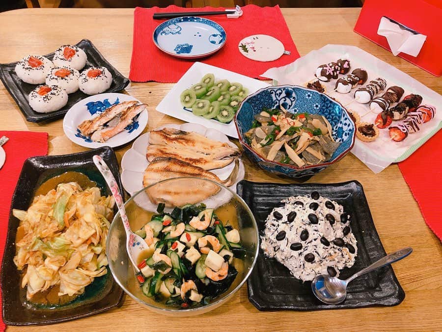 西村季里子さんのインスタグラム写真 - (西村季里子Instagram)「・ 西村家実家ご飯🍅 盛り付けが苦手なわたしにとって、 お母さんの料理は味だけじゃなくて 勉強になる🙏🏻🙏🏻🙏🏻 食器とかも季節に合わせて いちいち揃えててかわいい👹♥️ 料理を全くしなかったお父さんが 最近は(たま〜に)料理しててかわいい🦀 お父さんが作ったキウイ激ウマ🥝 家族で食べるご飯が世界一美味しいよ！ #実家ご飯#西村家ご飯#お母さん食堂  #手料理#お母さんご飯#最高 #火鉢#鍋#せんべい汁#青森#八戸 #家族で食べるご飯#世界一美味しい #follow#followｍe」2月19日 17時24分 - kiriko_nishimura