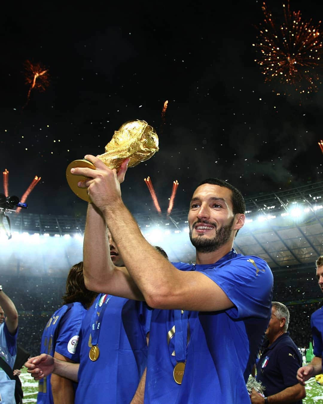 FIFAワールドカップさんのインスタグラム写真 - (FIFAワールドカップInstagram)「#HappyBirthday to 2006 FIFA #WorldCup winner @gianlucazambrotta! 🇮🇹🎂 #Italy #Italia #Azzurri」2月19日 17時27分 - fifaworldcup